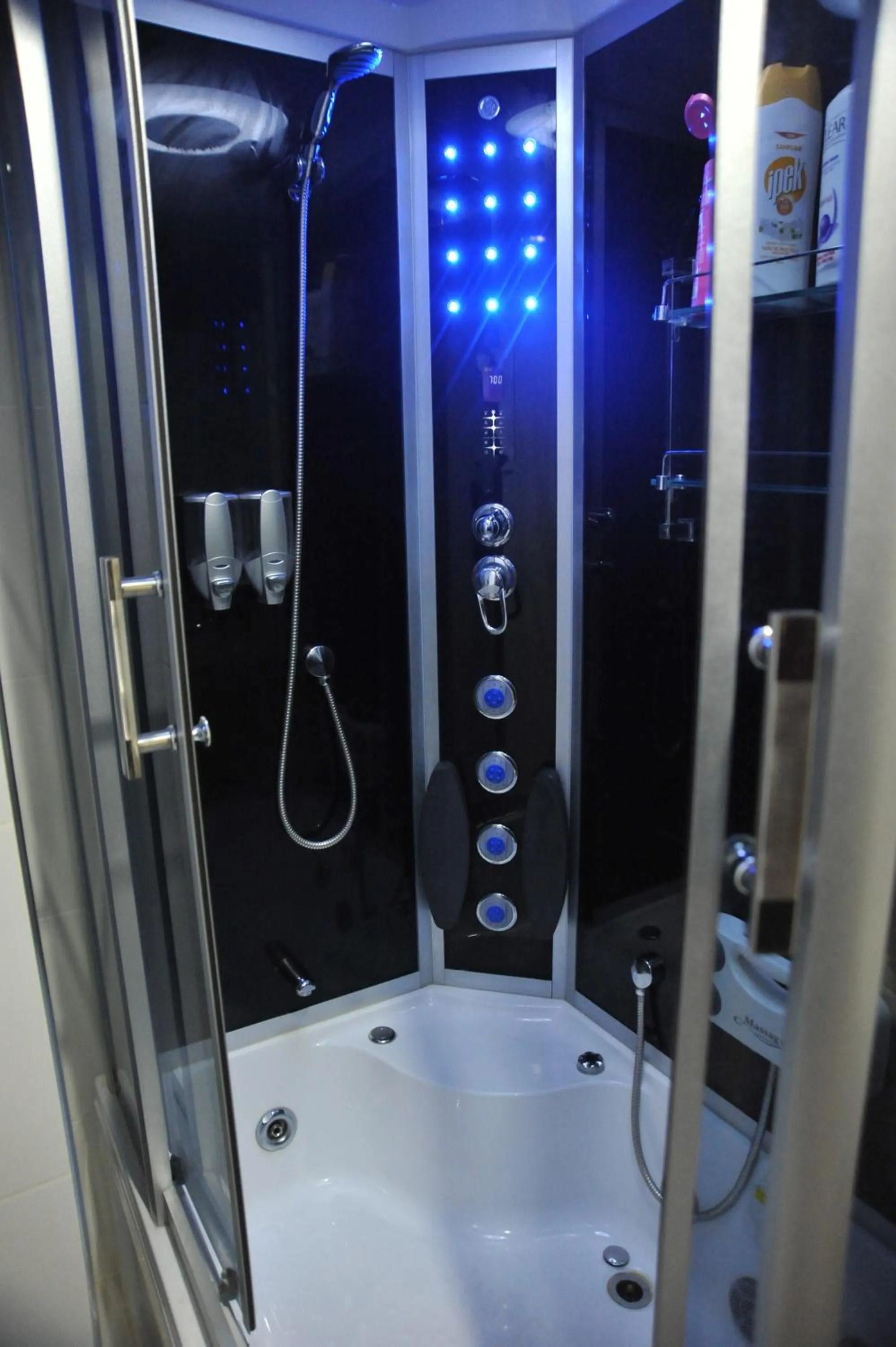 Bathroom in Gloria Tibi Hotel