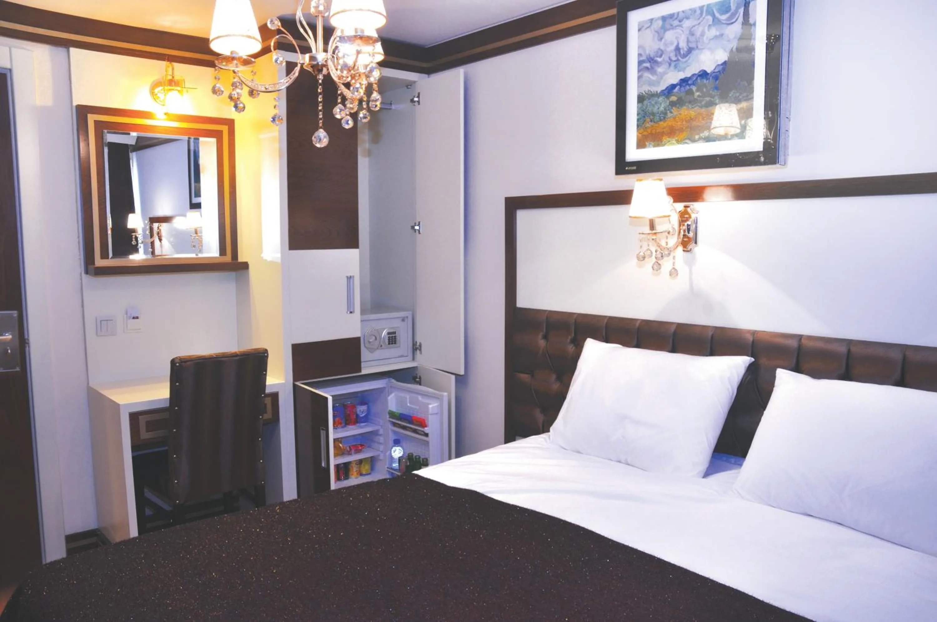 Photo of the whole room, Bed in Gloria Tibi Hotel