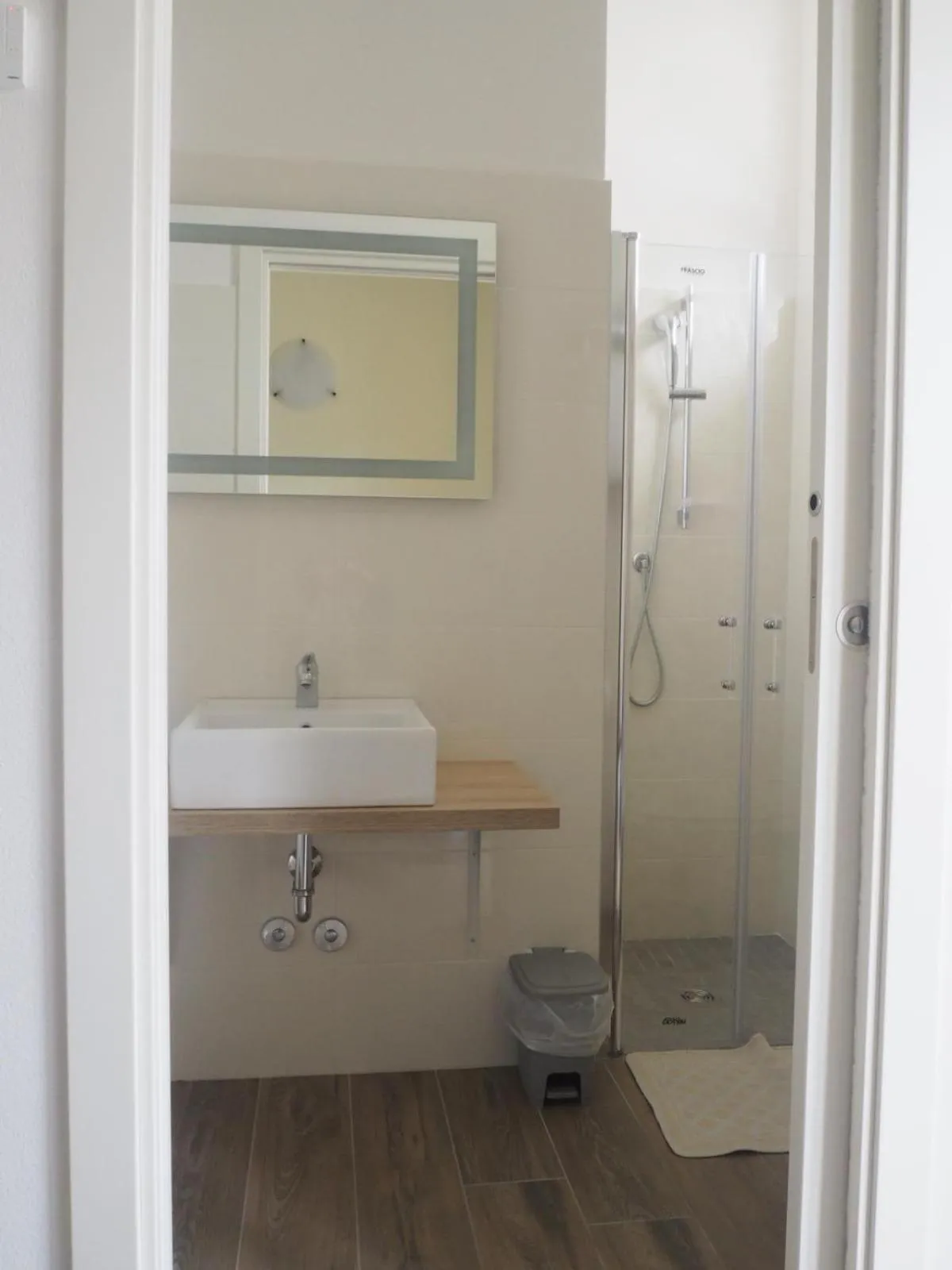 Shower in Hotel Frida