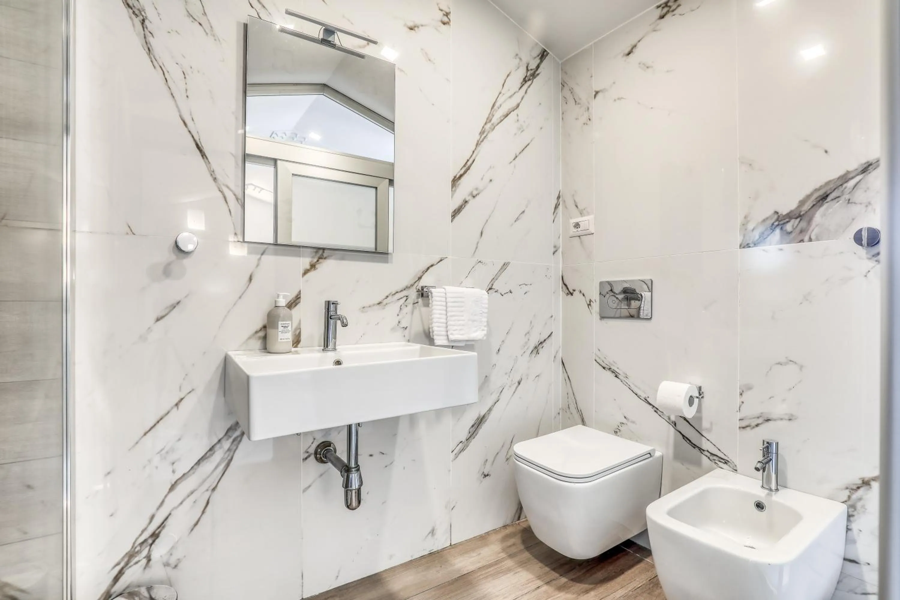 Shower in Spagna Dream Suites