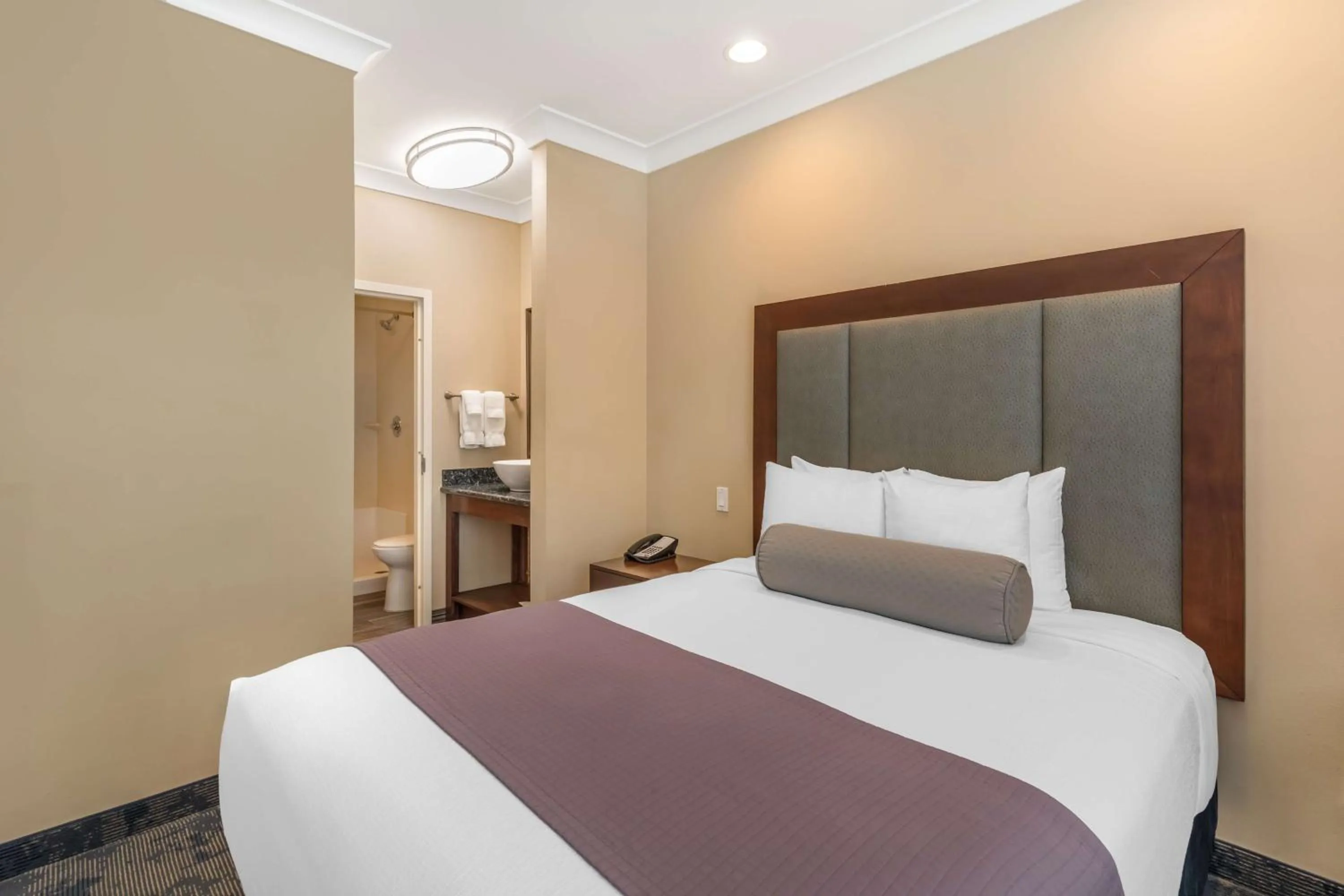 Photo of the whole room, Bed in Best Western PLUS Avita Suites