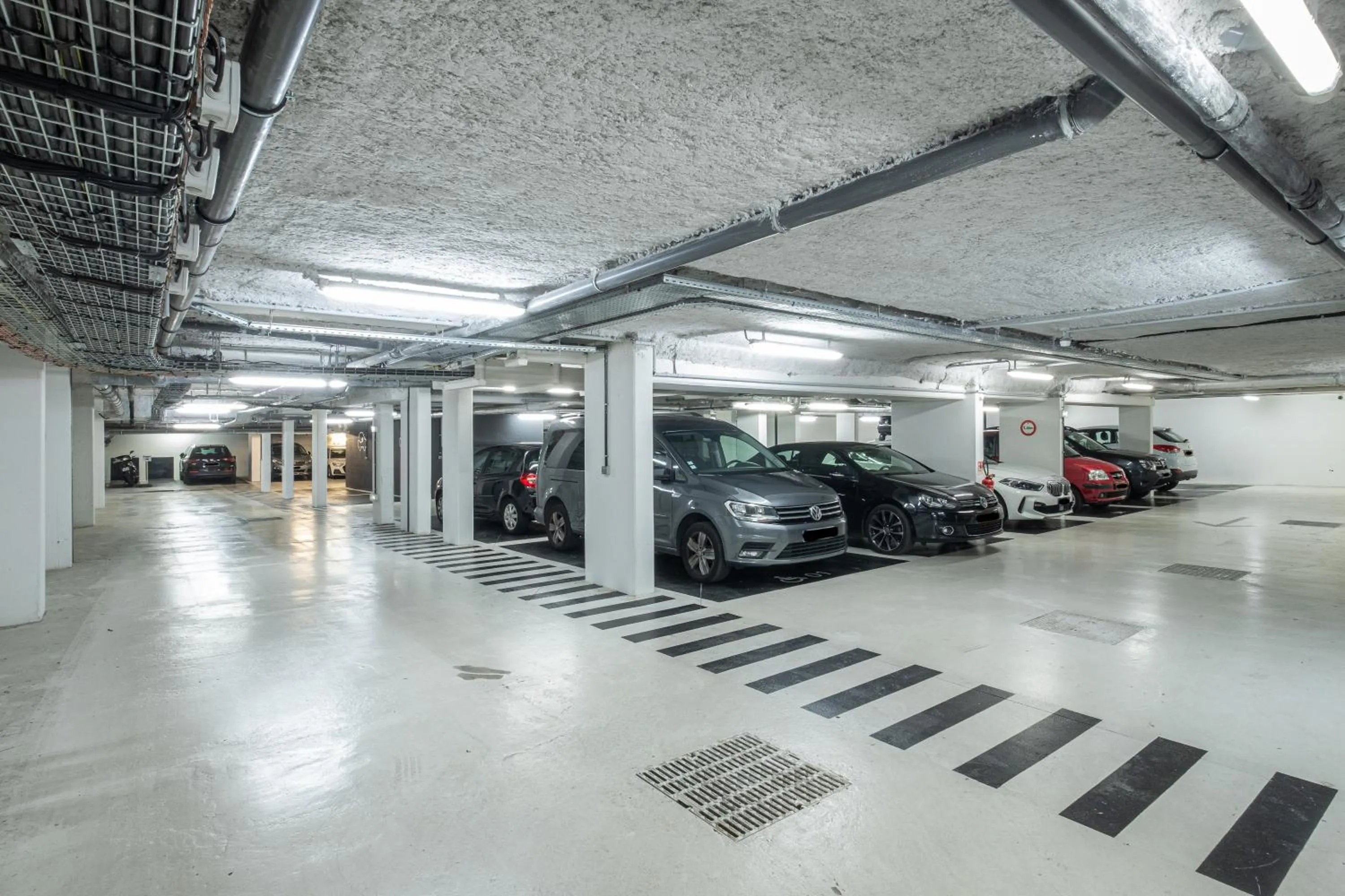 Parking in The Originals Boutique, Hôtel Maison Montmartre Paris Les Puces