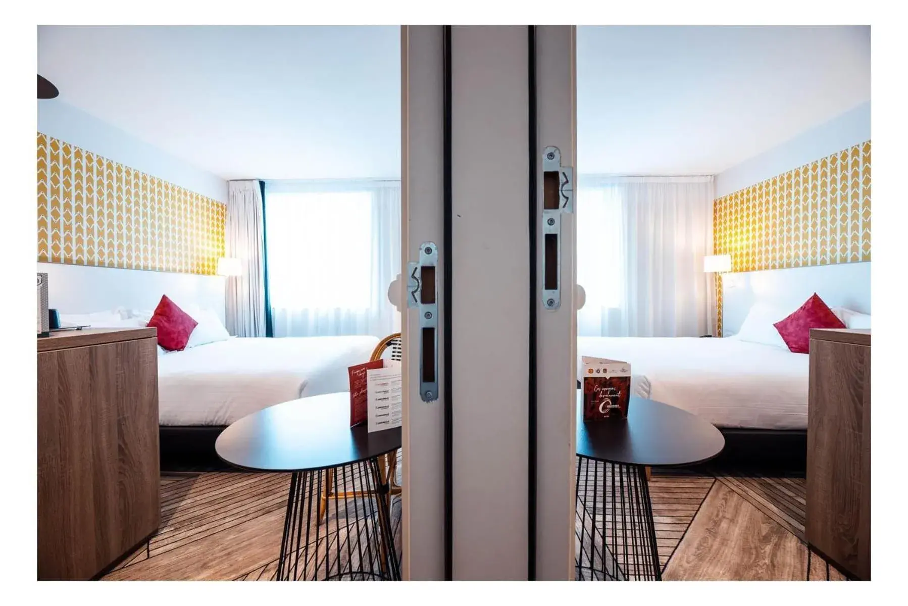 Family Suite in The Originals Boutique, Hôtel Maison Montmartre Paris Les Puces Family Suite in The Originals Boutique, Hôtel Maison Montmartre Paris Les Puces