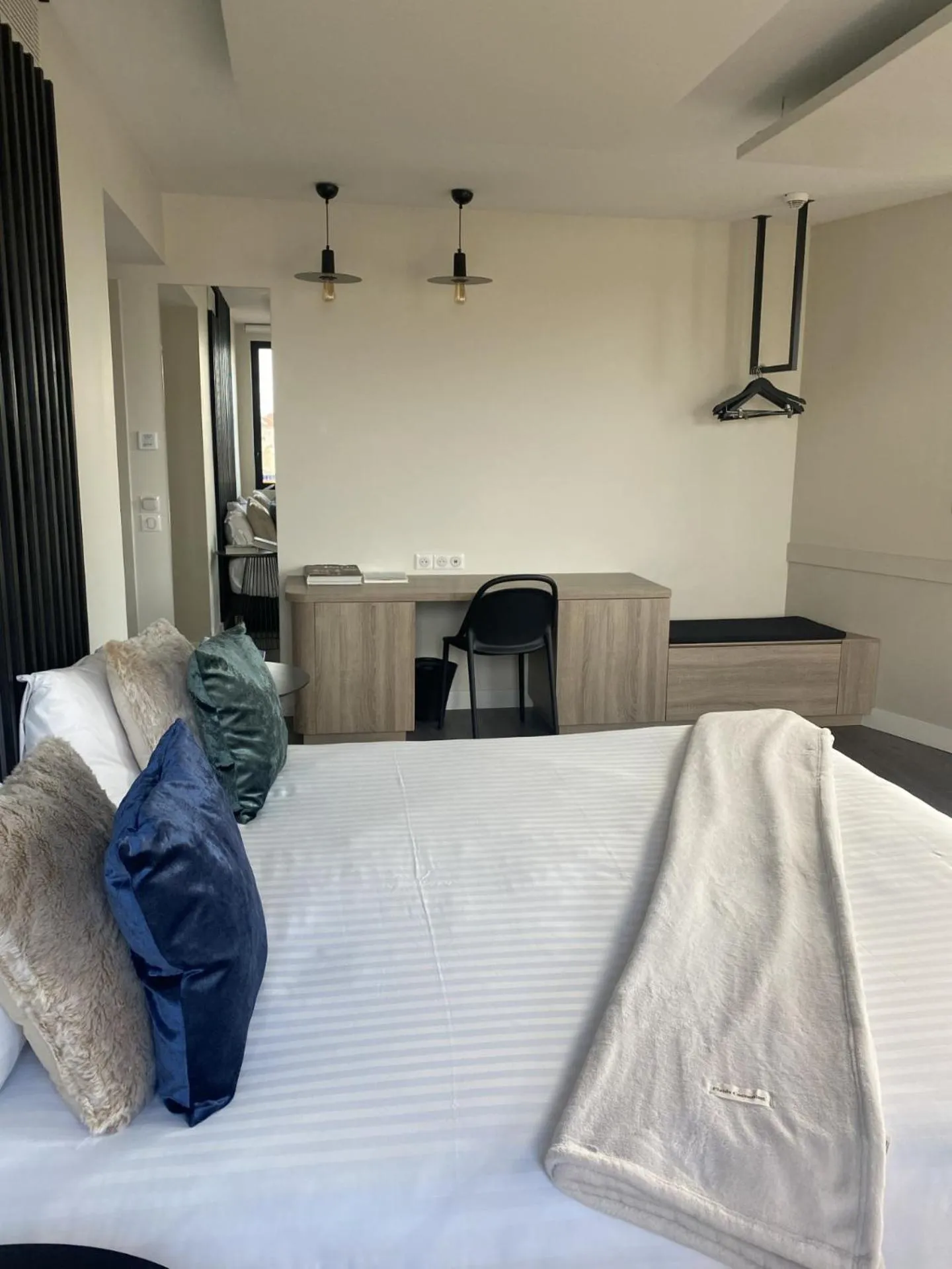 Bed in The Originals Boutique, Hôtel Maison Montmartre Paris Les Puces