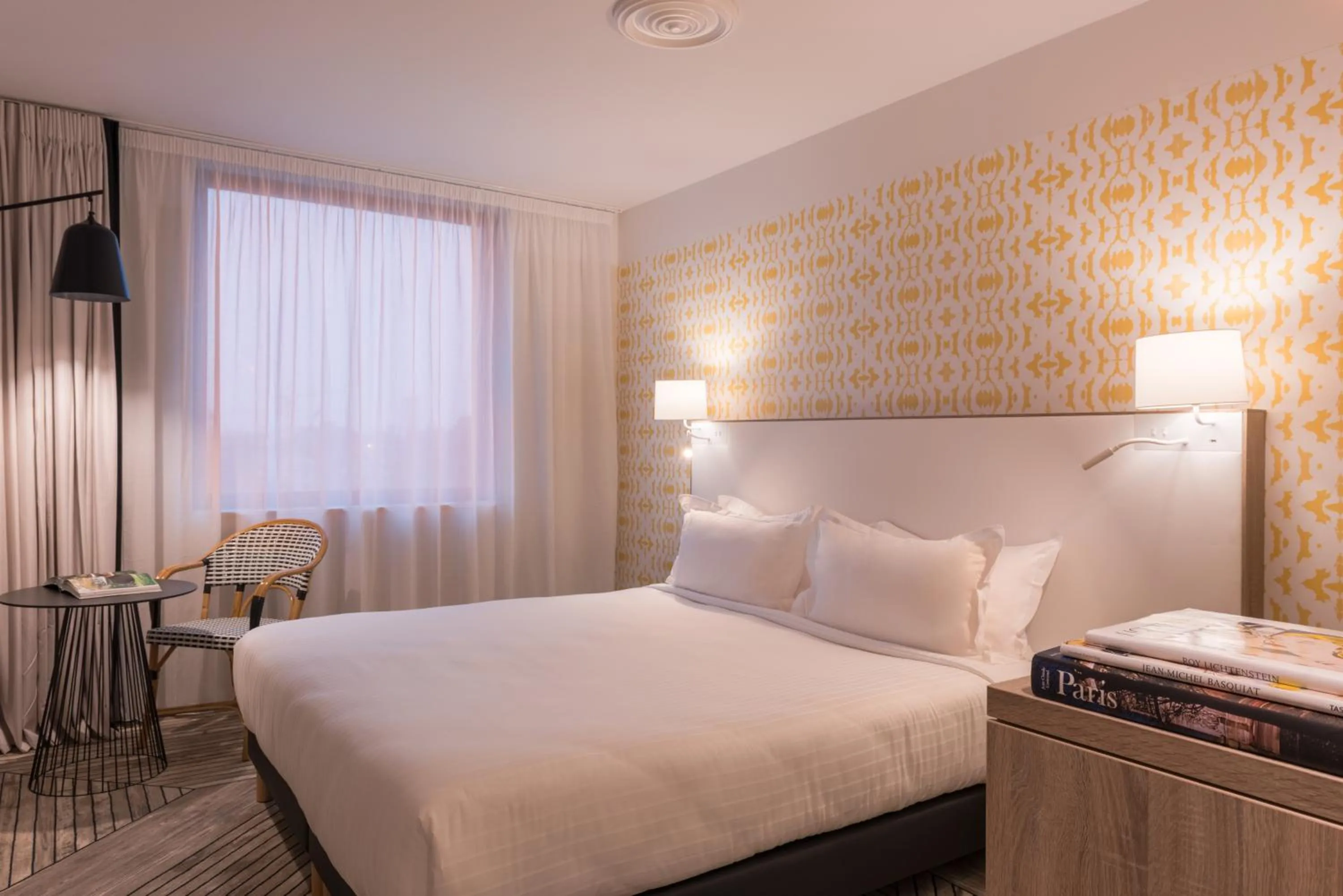 Bedroom, Bed in The Originals Boutique, Hôtel Maison Montmartre Paris Les Puces