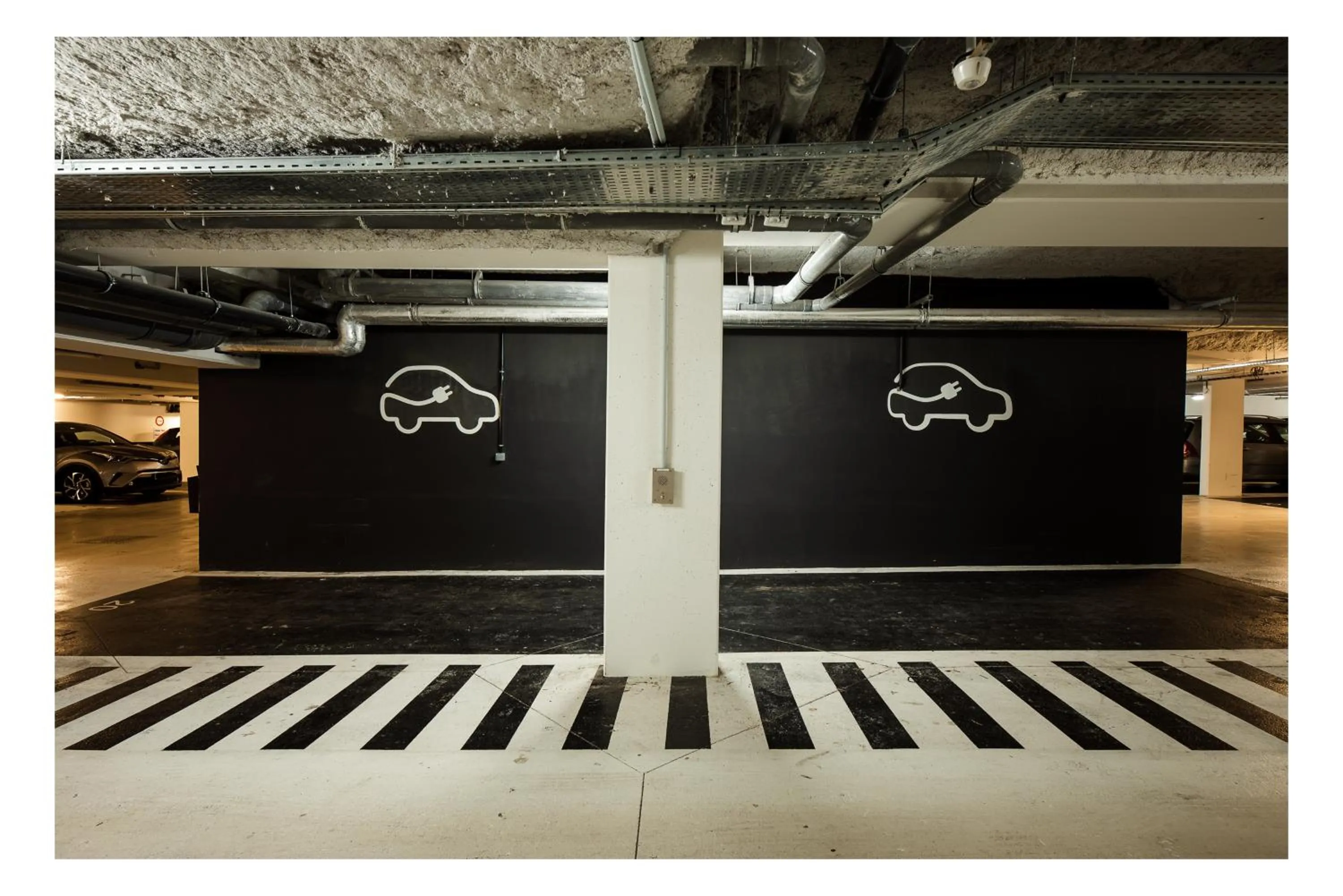 Parking in The Originals Boutique, Hôtel Maison Montmartre Paris Les Puces