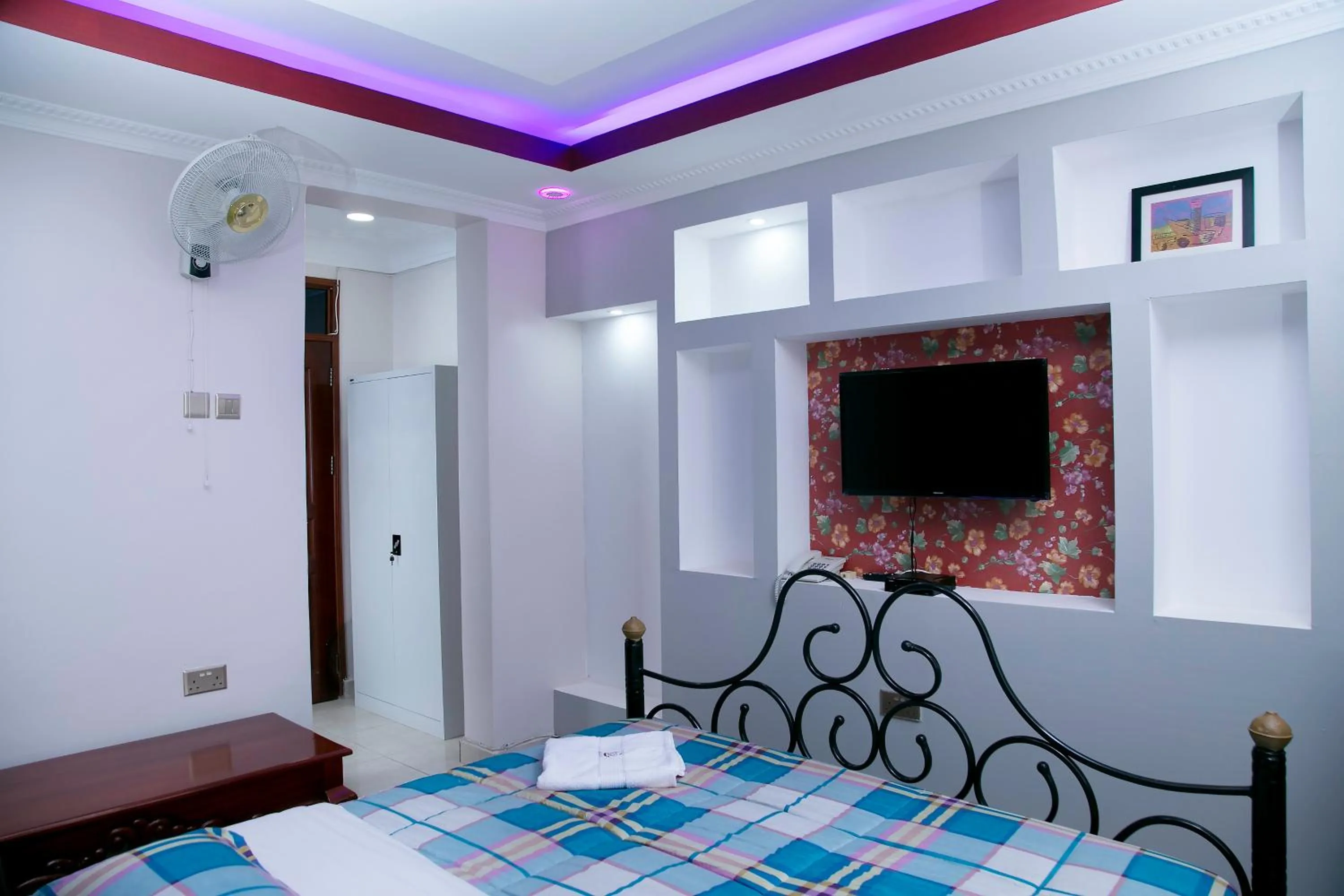 TV and multimedia in Red Sox Hotel Ltd