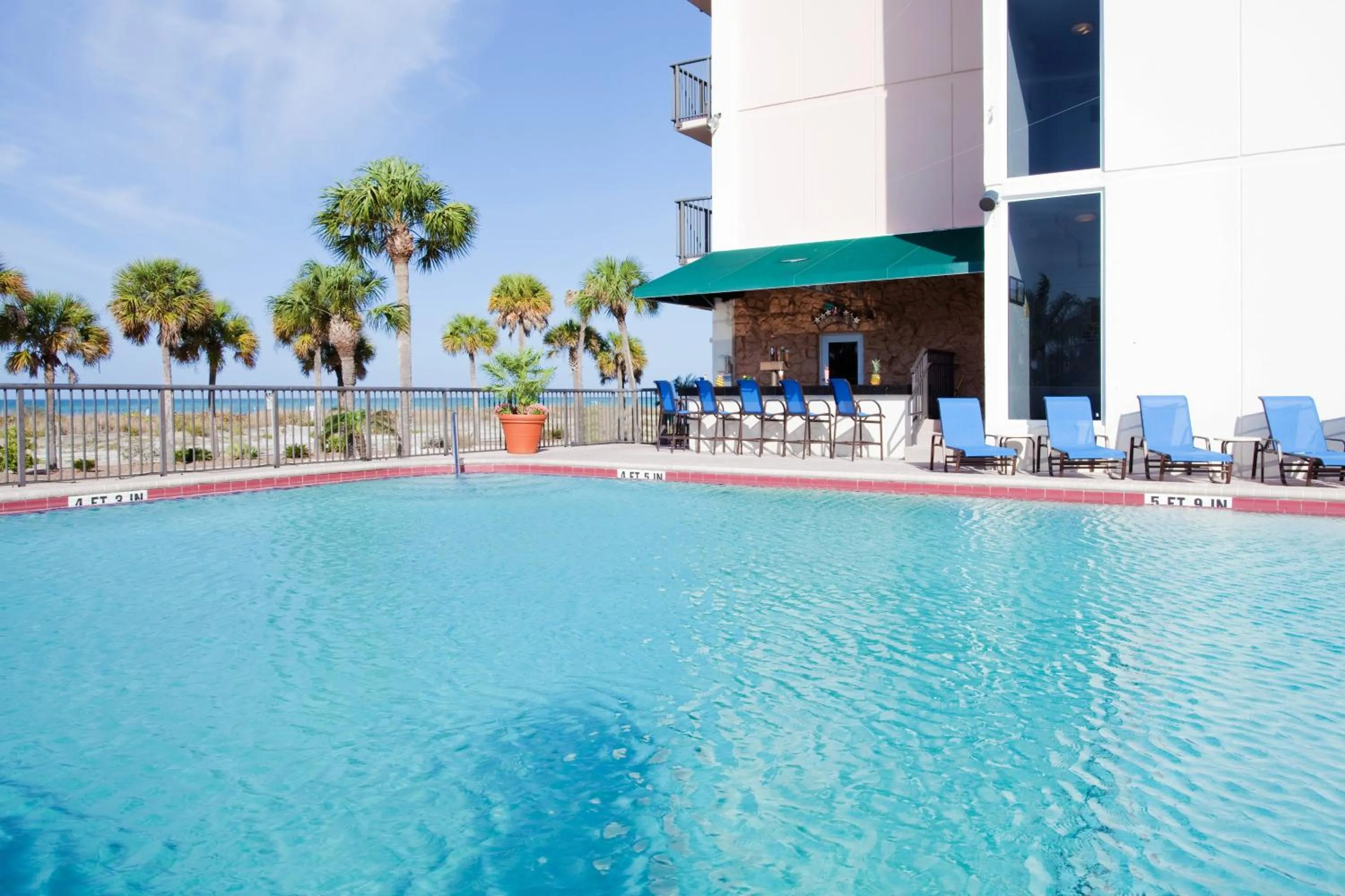 Swimming Pool in Holiday Inn Sarasota-Lido Beach at the Beach