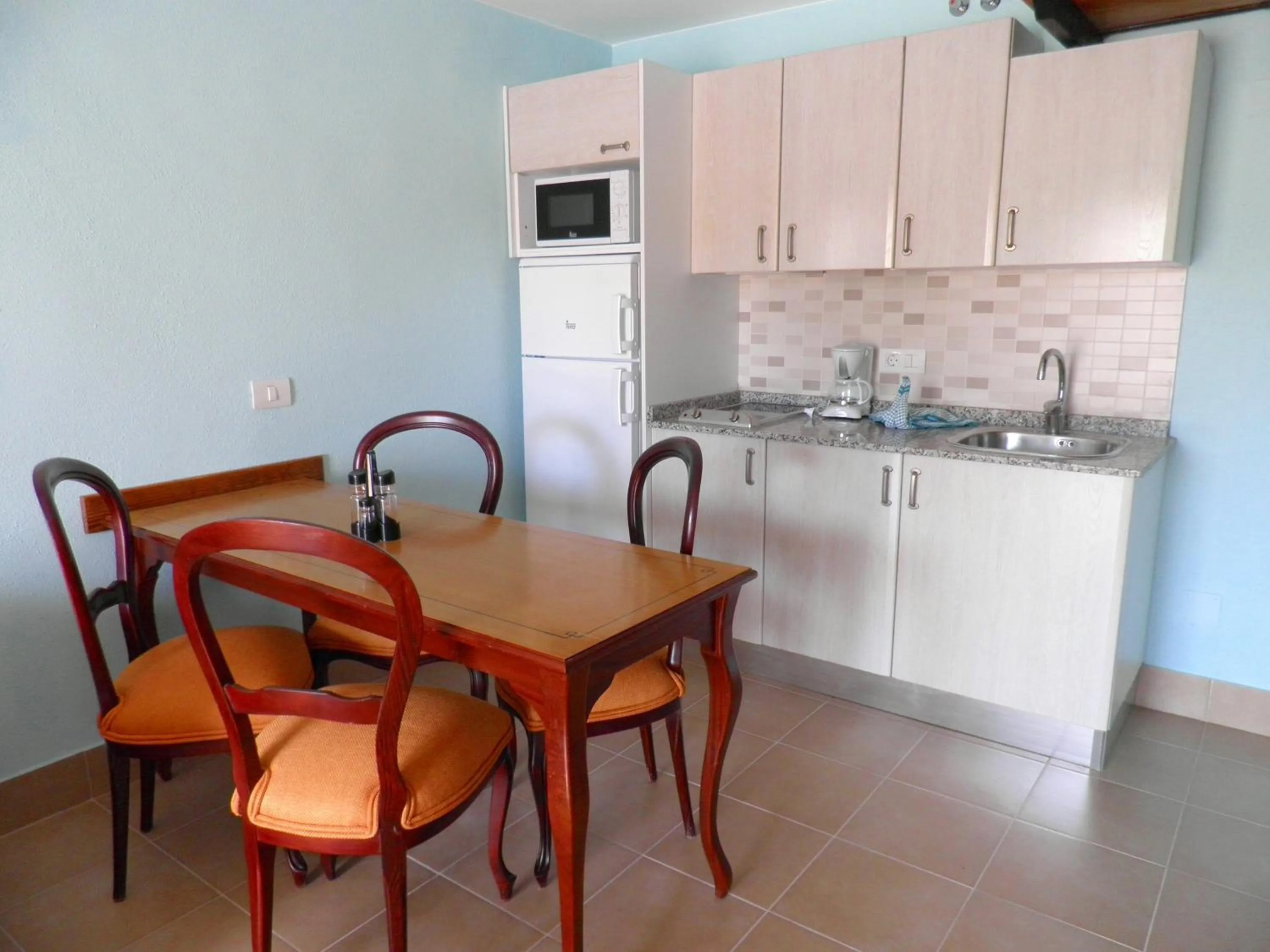 Kitchen or kitchenette in Playamar Bungalows