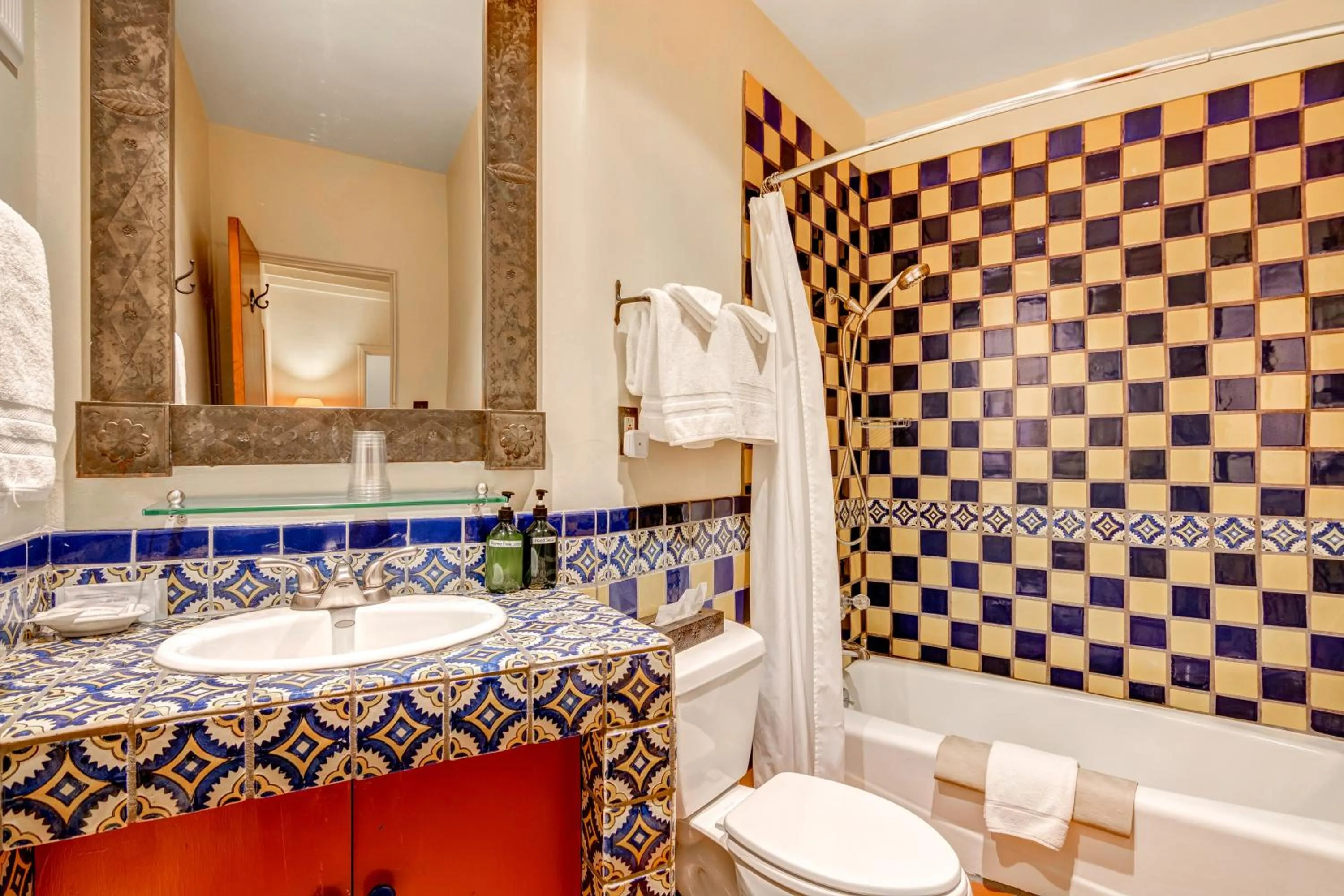 Bathroom in Santa Fe Motel & Inn