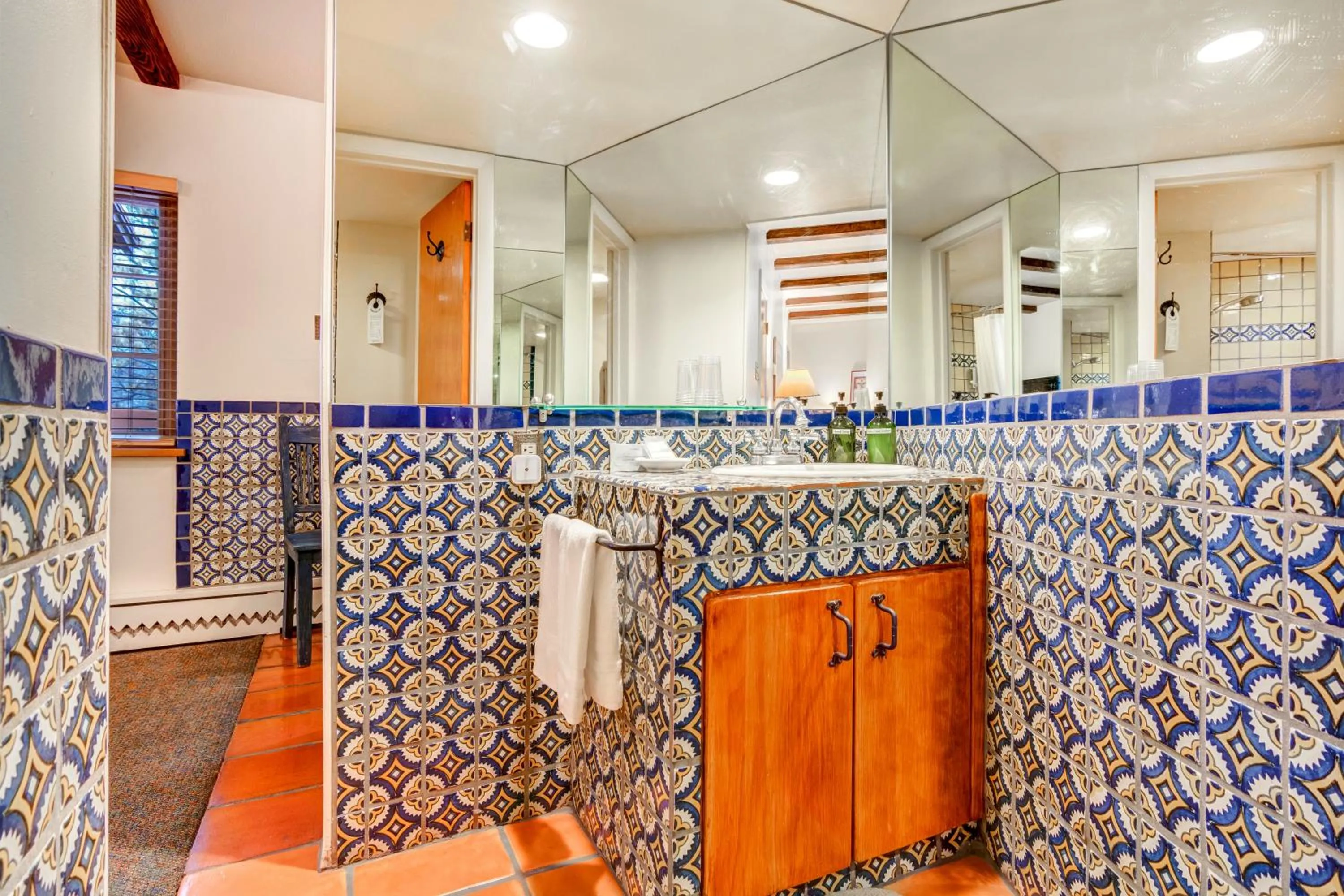 Bathroom in Santa Fe Motel & Inn