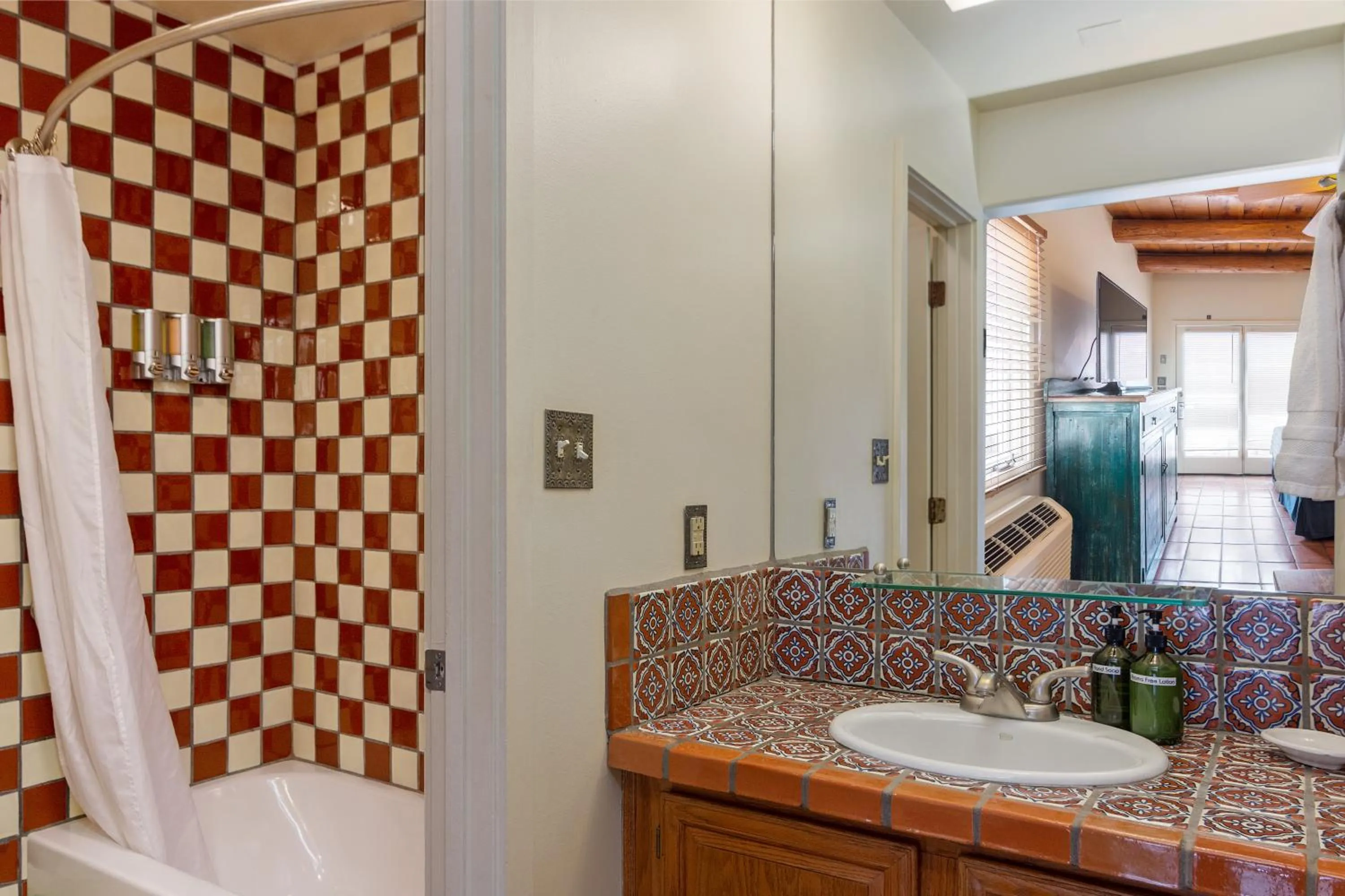 Bathroom in Santa Fe Motel & Inn