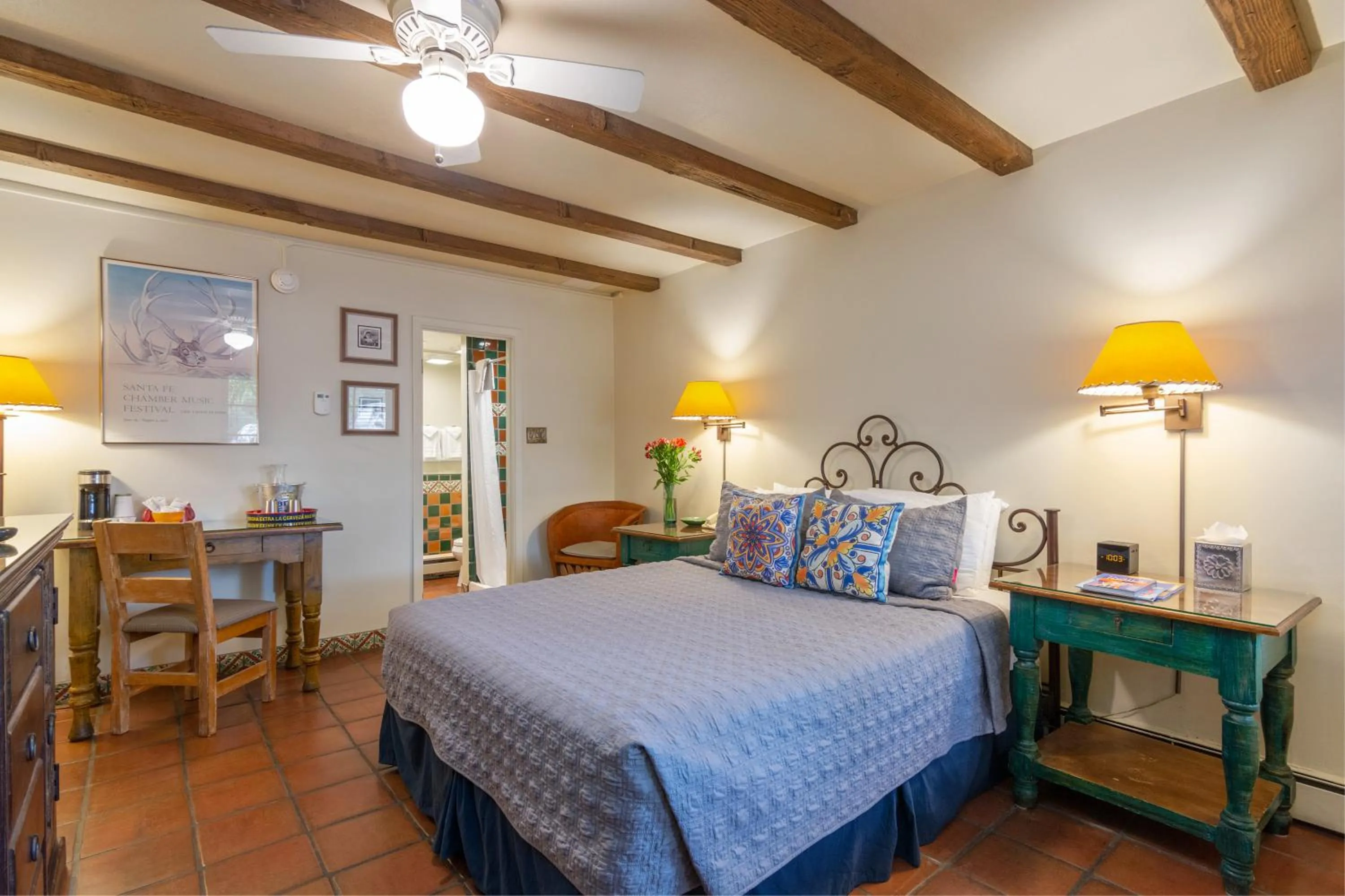 Bed in Santa Fe Motel & Inn