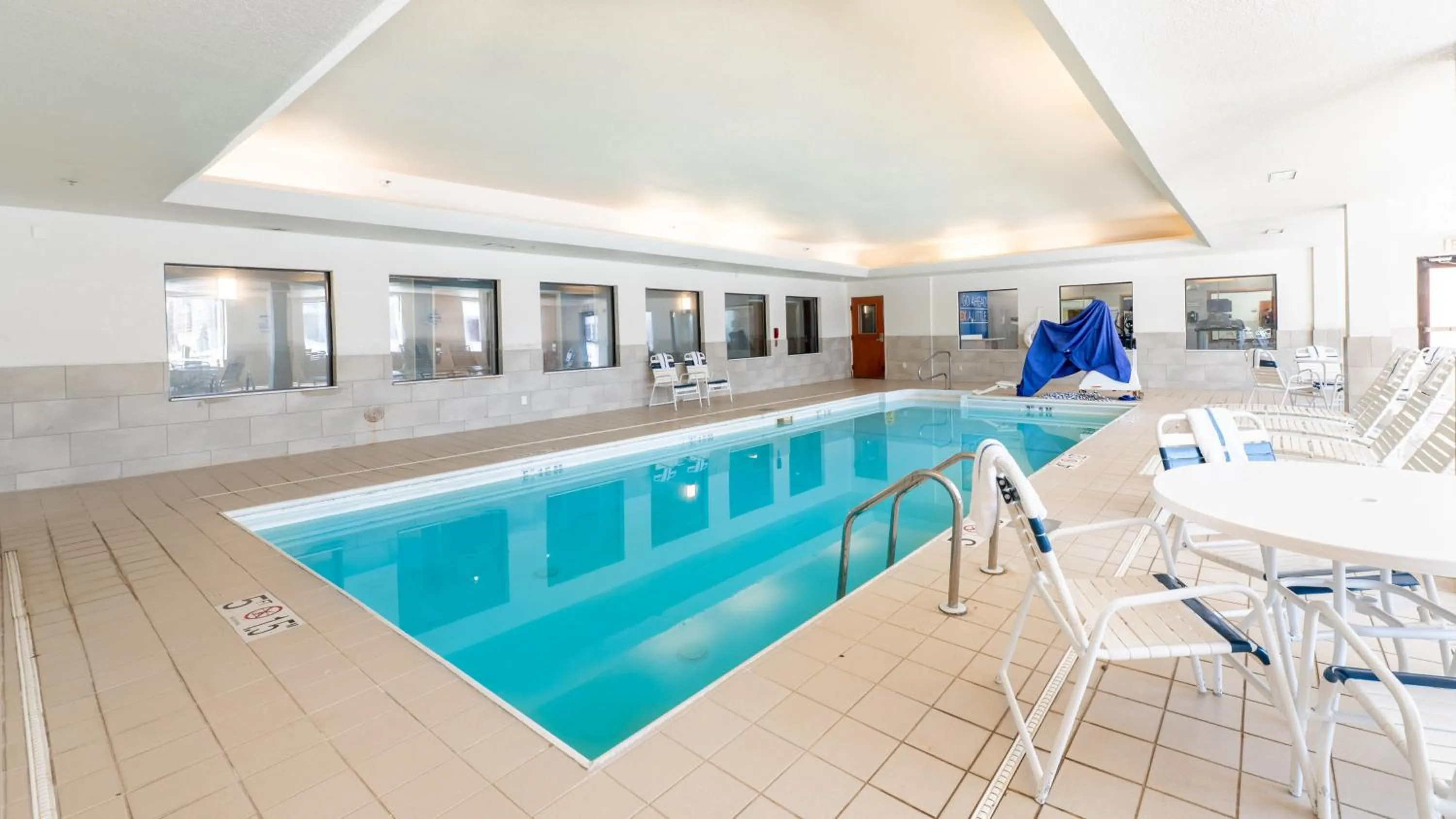 Swimming pool in Holiday Inn Express Hotel & Suites Anderson by IHG