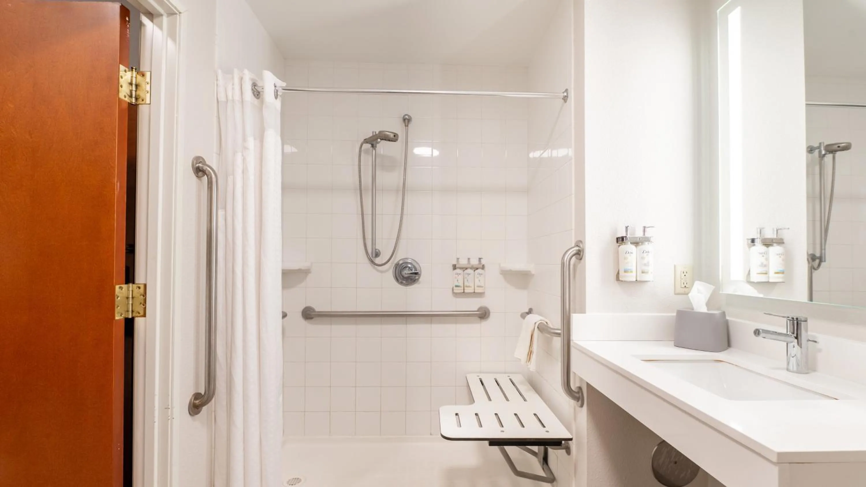 Photo of the whole room in Holiday Inn Express Hotel & Suites Anderson by IHG