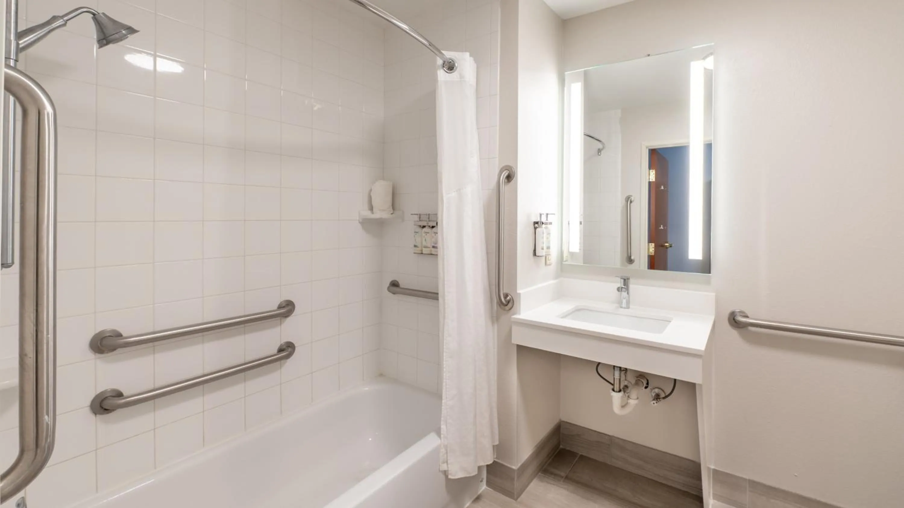 Photo of the whole room in Holiday Inn Express Hotel & Suites Anderson by IHG