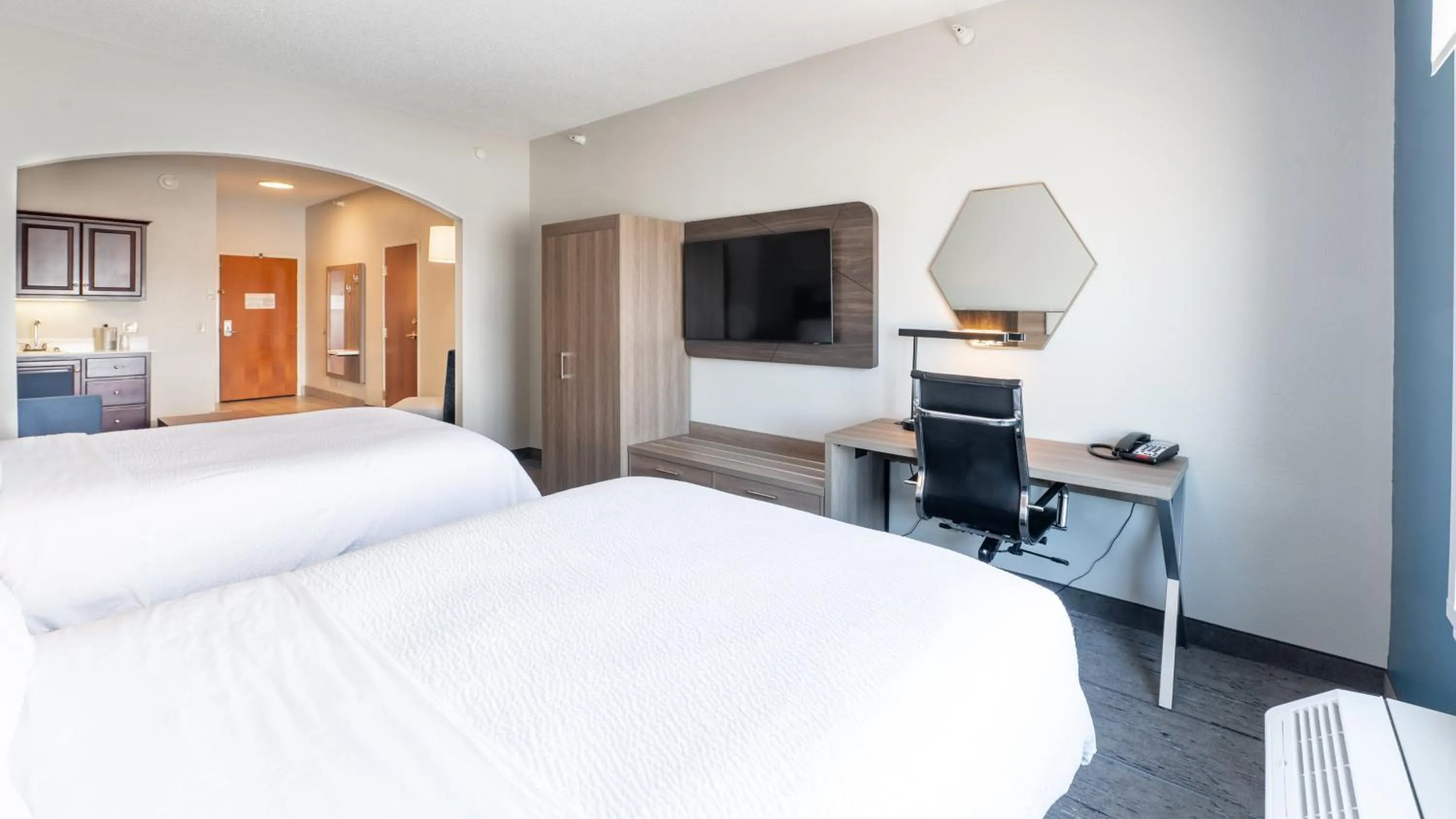 Photo of the whole room, Bed in Holiday Inn Express Hotel & Suites Anderson by IHG