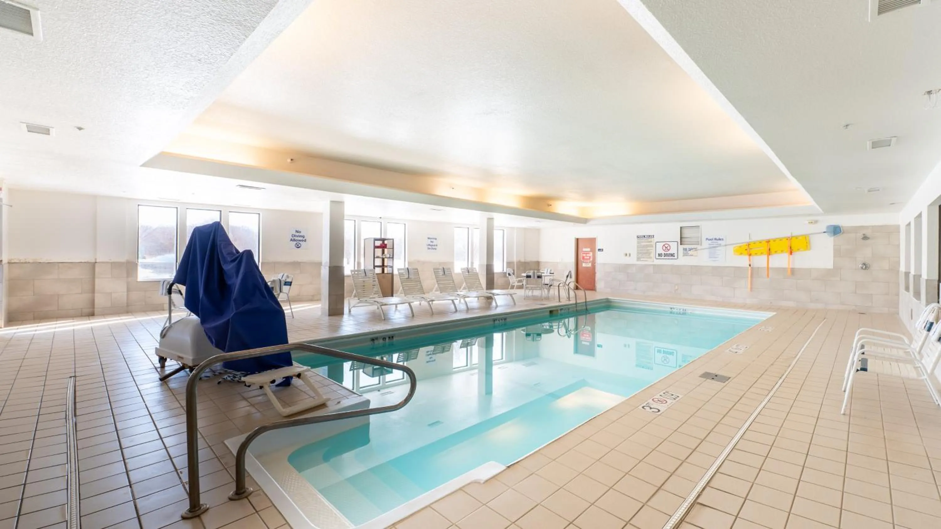 Swimming pool in Holiday Inn Express Hotel & Suites Anderson by IHG