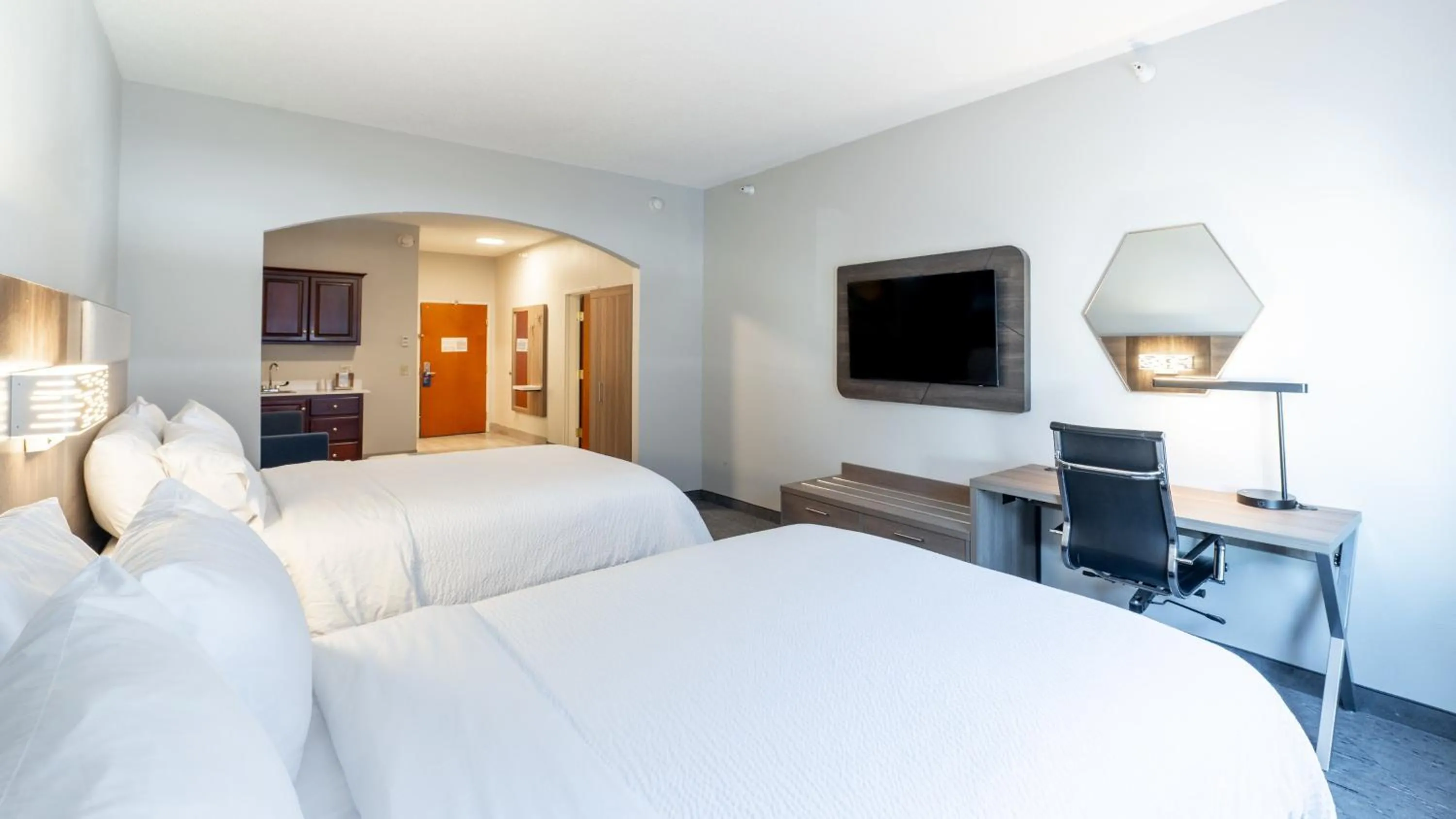 Photo of the whole room, Bed in Holiday Inn Express Hotel & Suites Anderson by IHG
