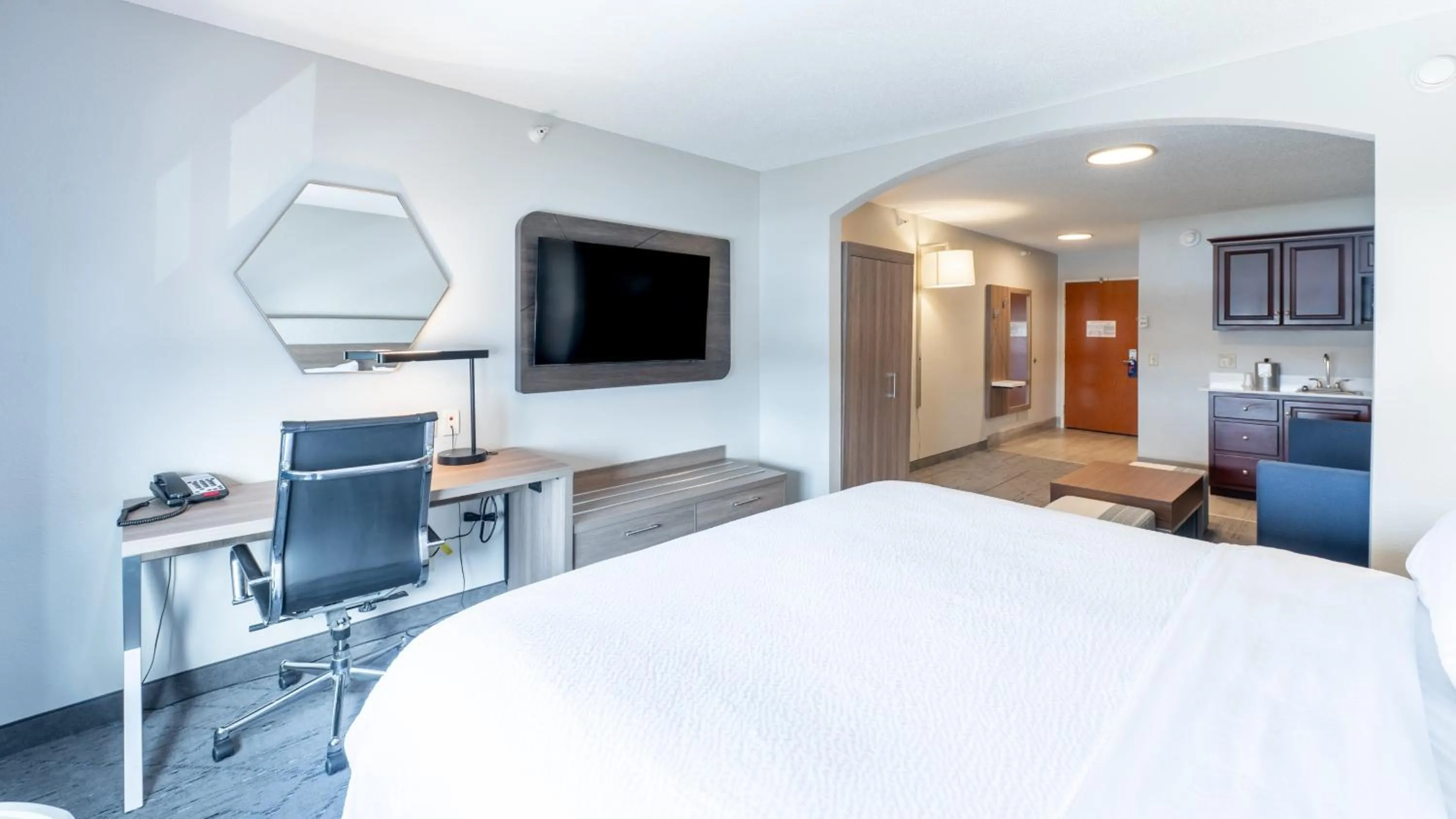 Photo of the whole room, Bed in Holiday Inn Express Hotel & Suites Anderson by IHG