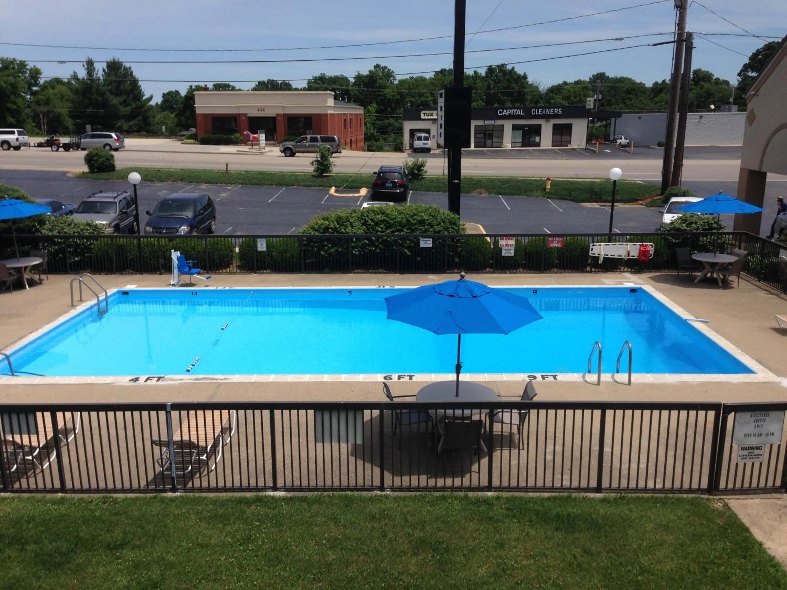 Swimming pool in Bluegrass Inn