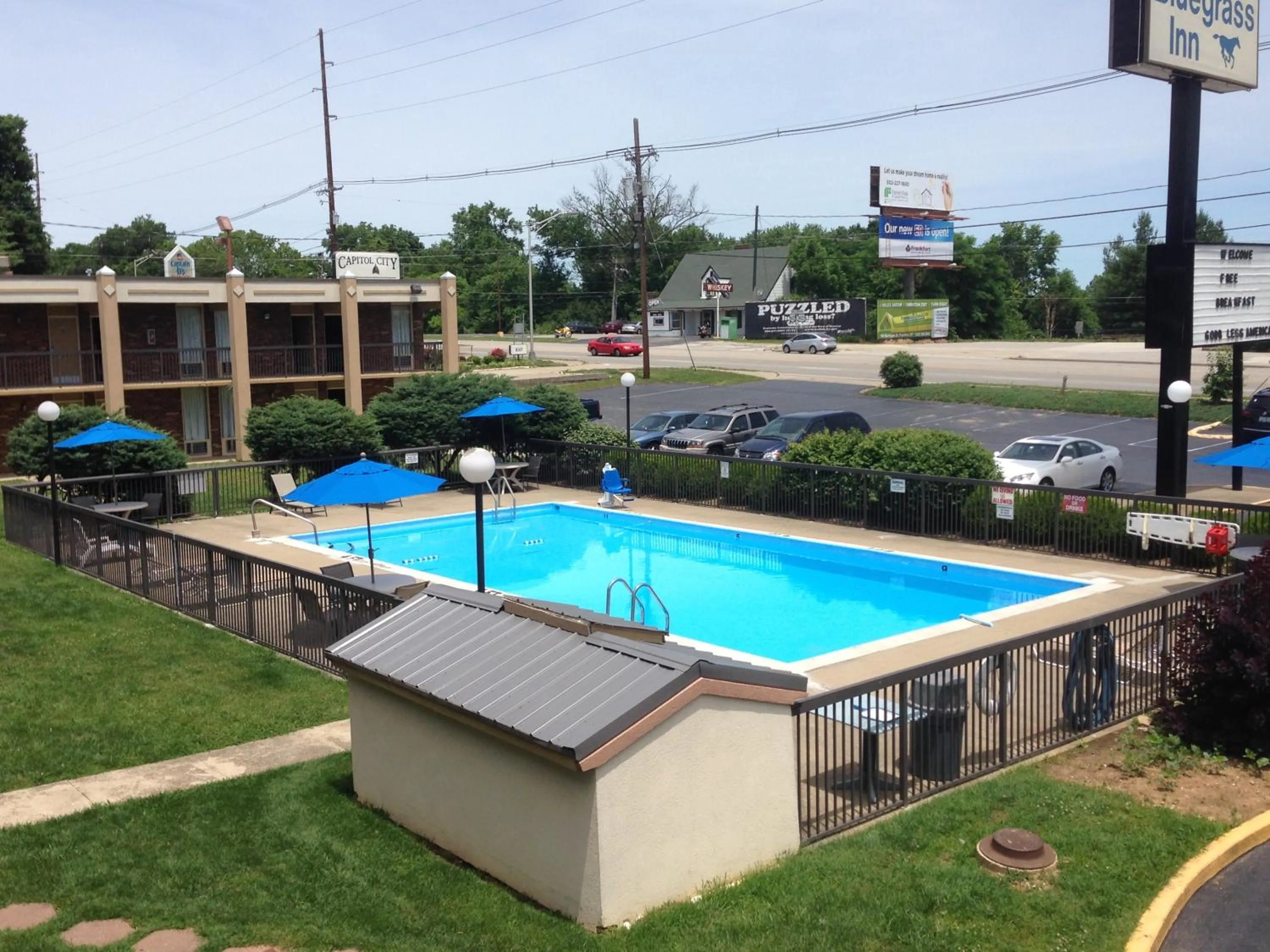Swimming pool in Bluegrass Inn