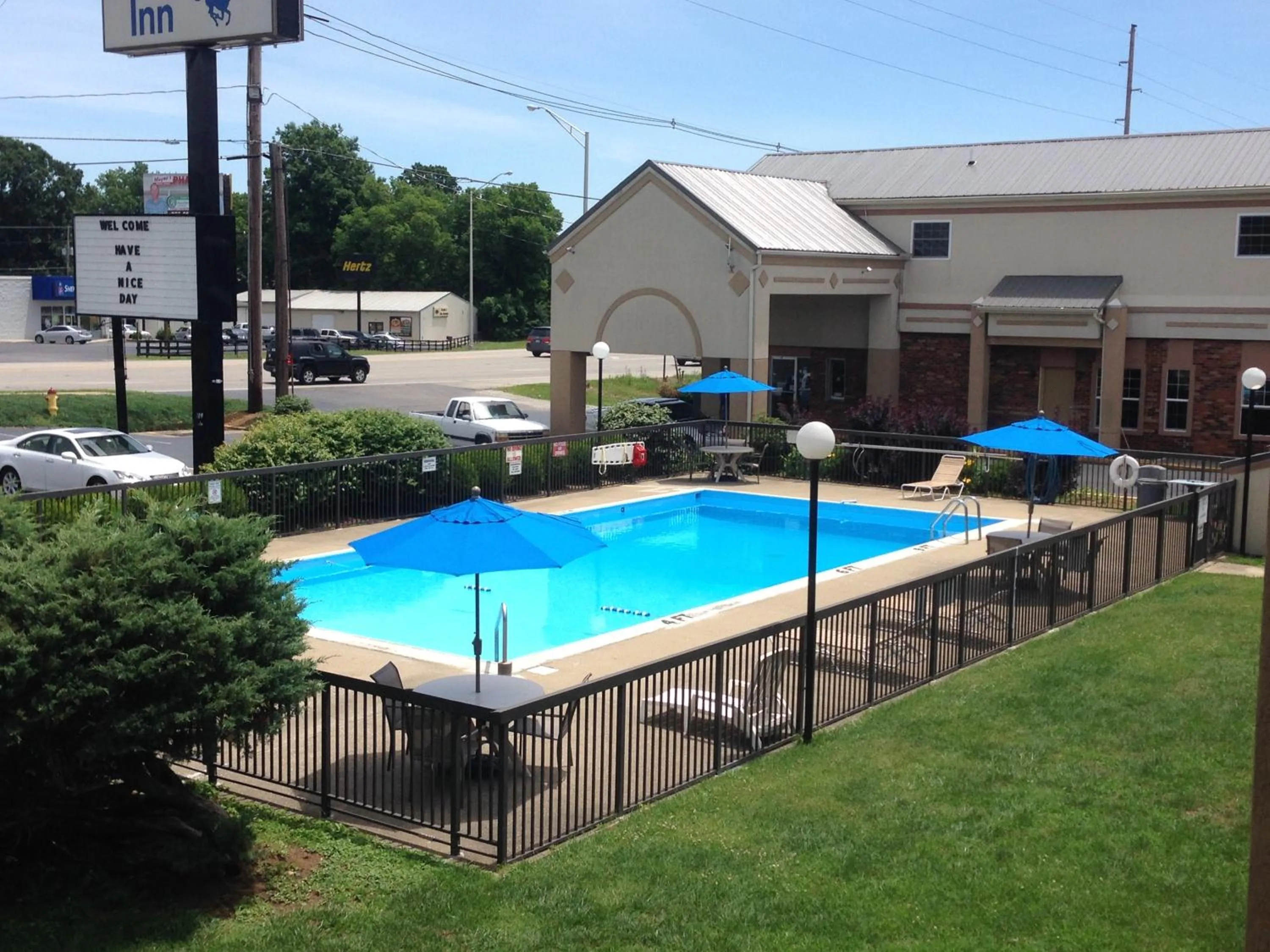 Swimming pool in Bluegrass Inn