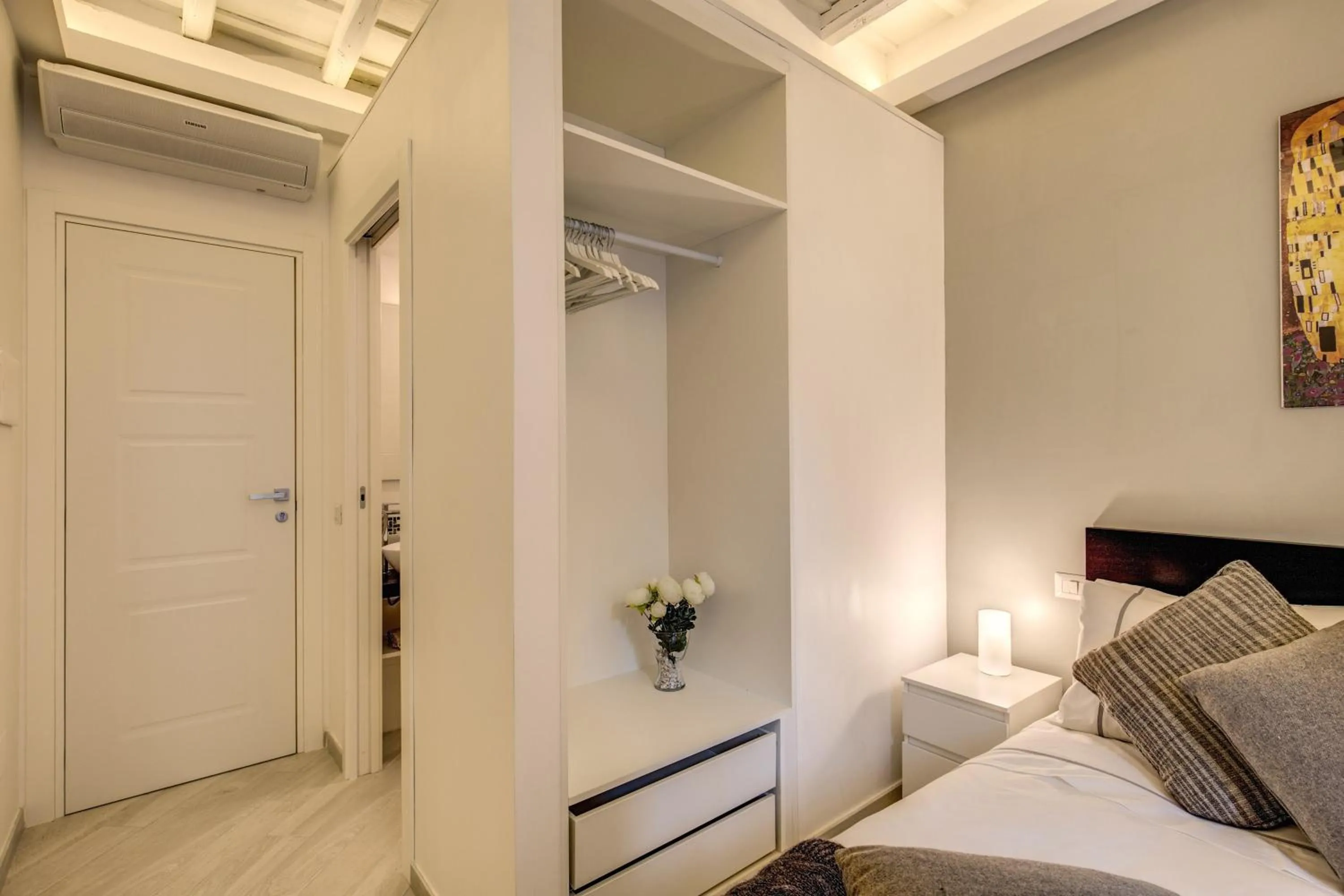 Decorative detail, Bed in Dimore Costaguti