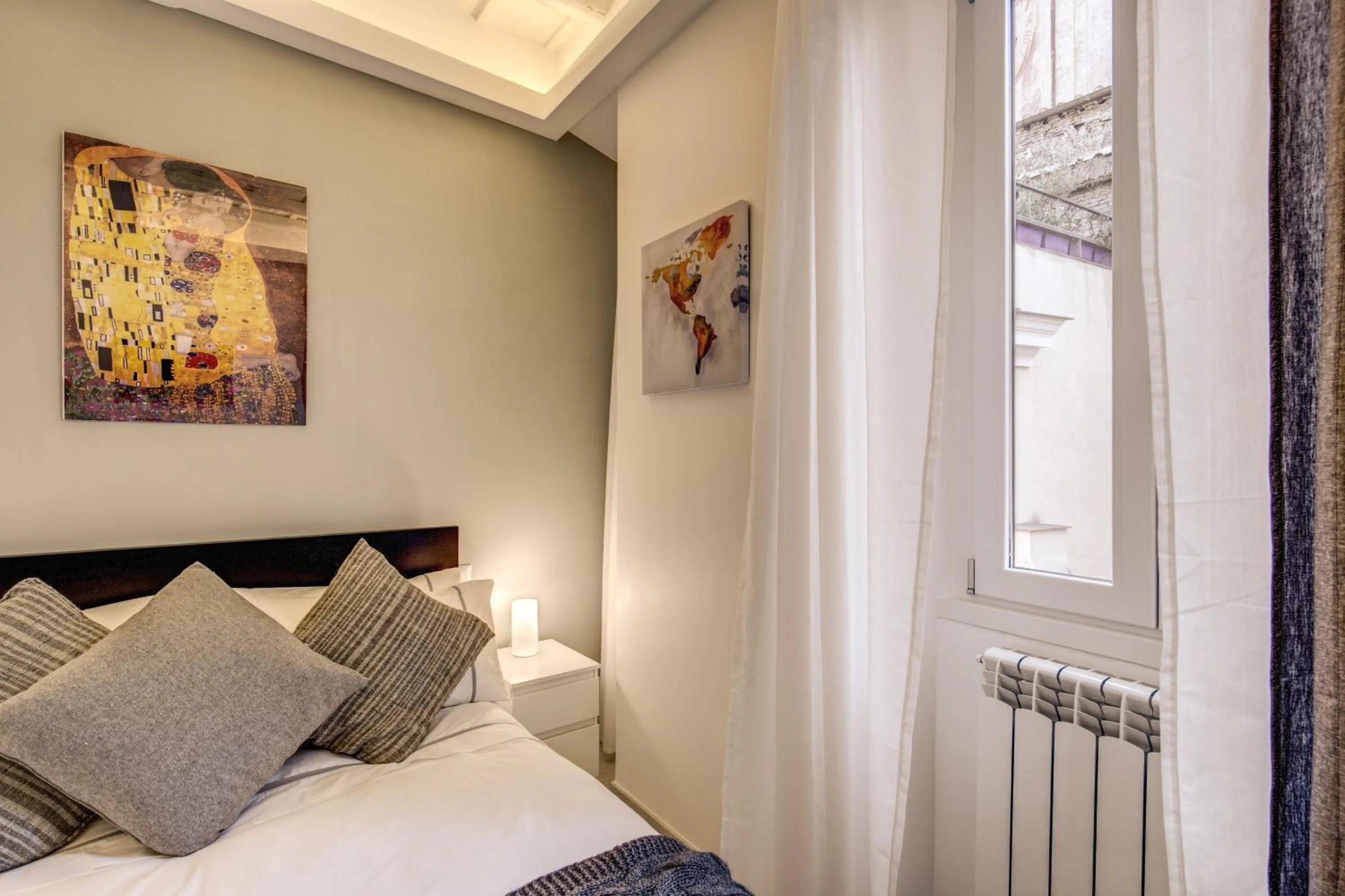 Decorative detail, Bed in Dimore Costaguti