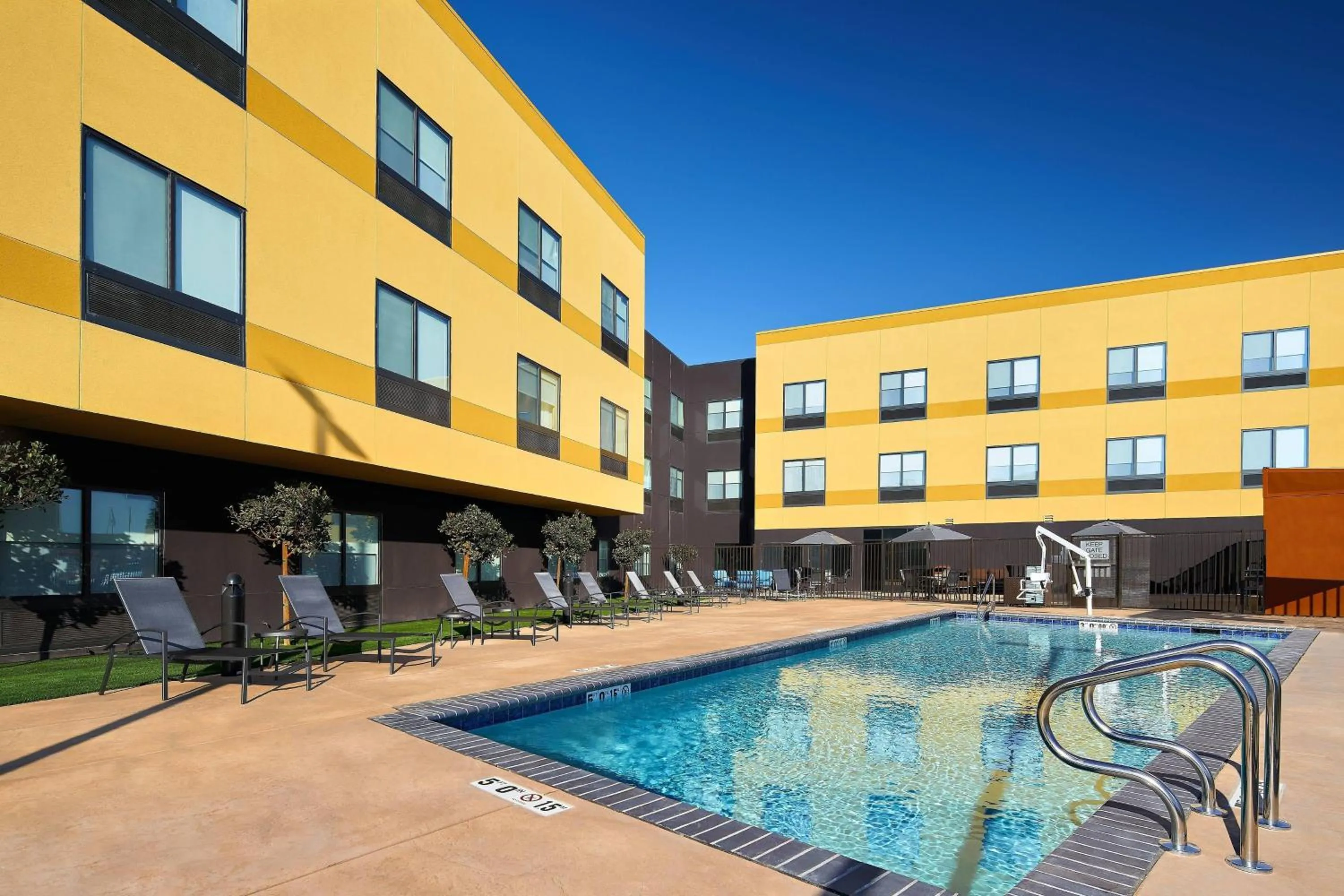 Swimming pool in Fairfield Inn & Suites by Marriott Fresno Yosemite International Airport