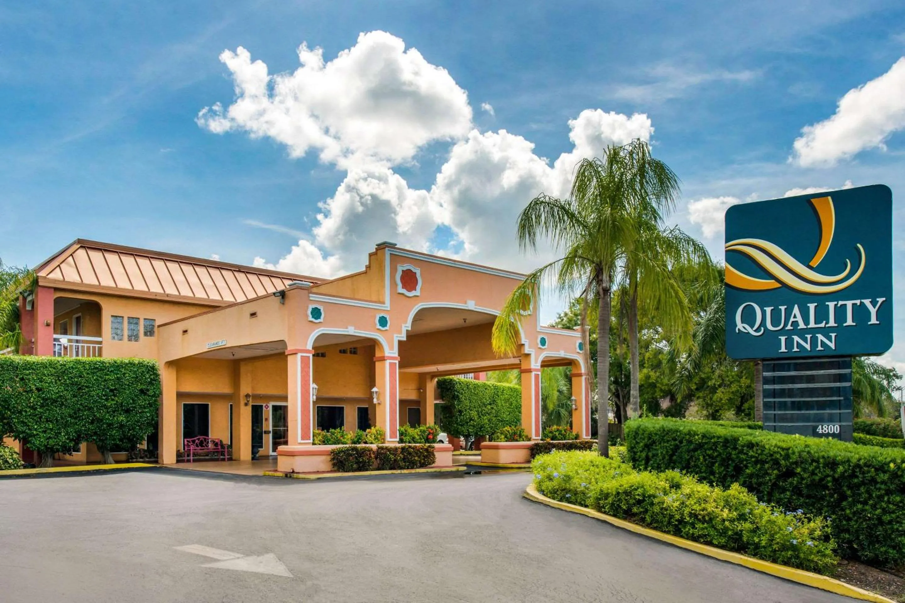 Property building in Quality Inn Sarasota North Near Lido Key Beach