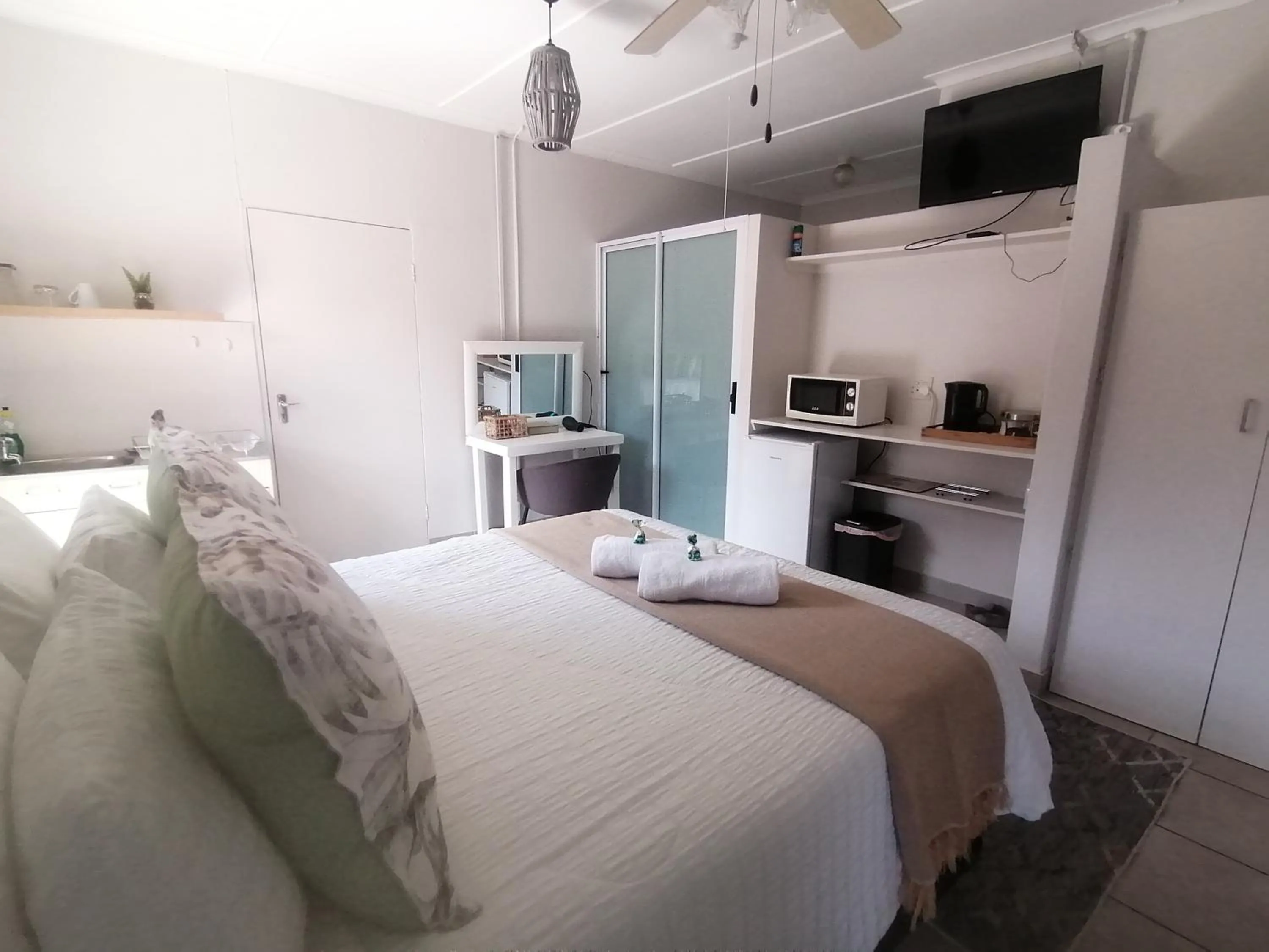 Bathroom, Bed in Oppi Draai Guesthouse