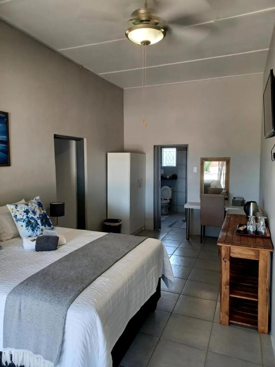 Photo of the whole room, Bed in Oppi Draai Guesthouse