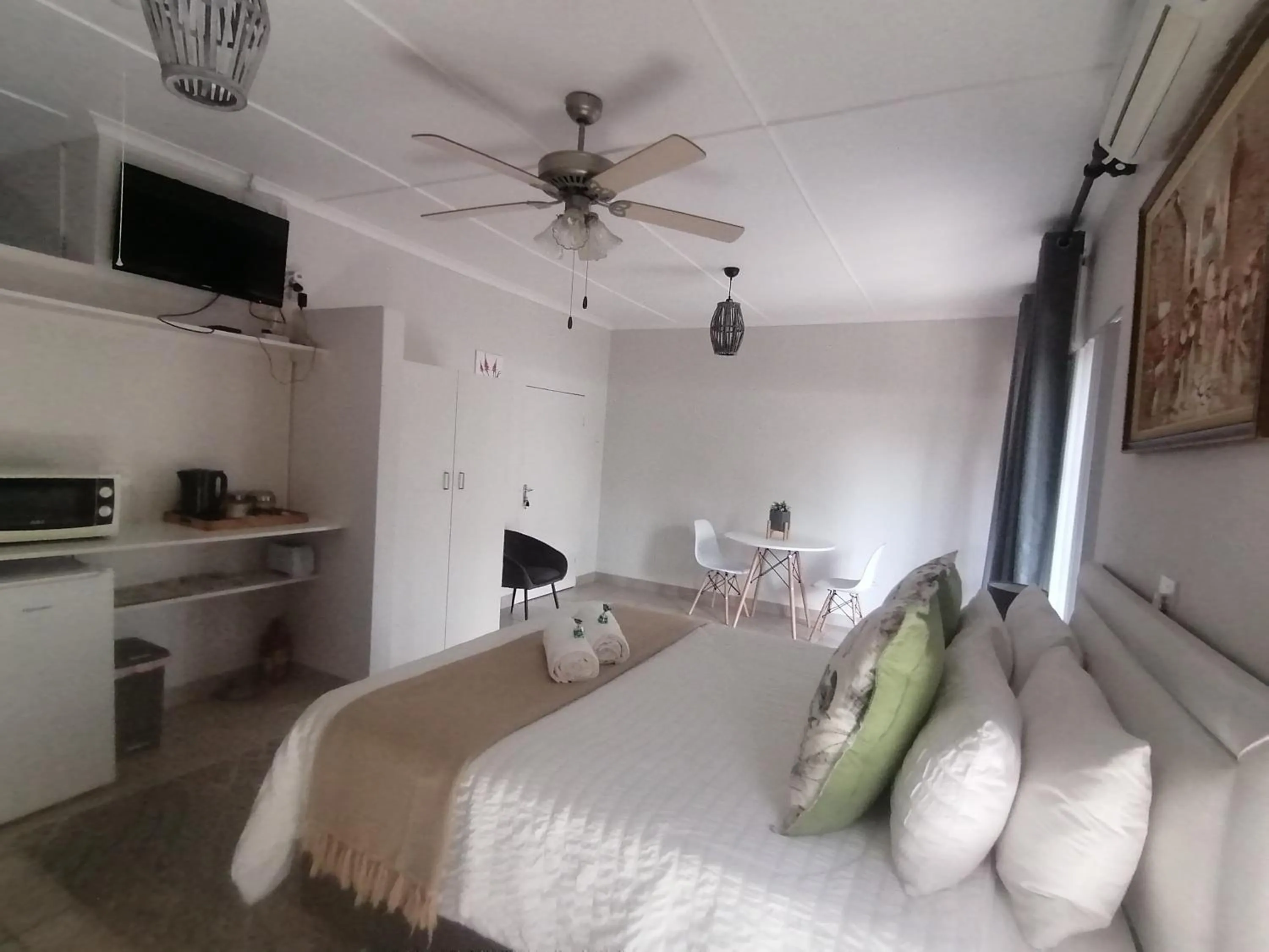 View (from property/room), Bed in Oppi Draai Guesthouse