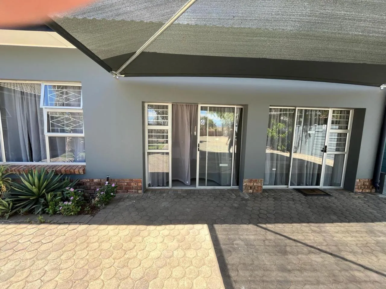 Facade/entrance in Oppi Draai Guesthouse