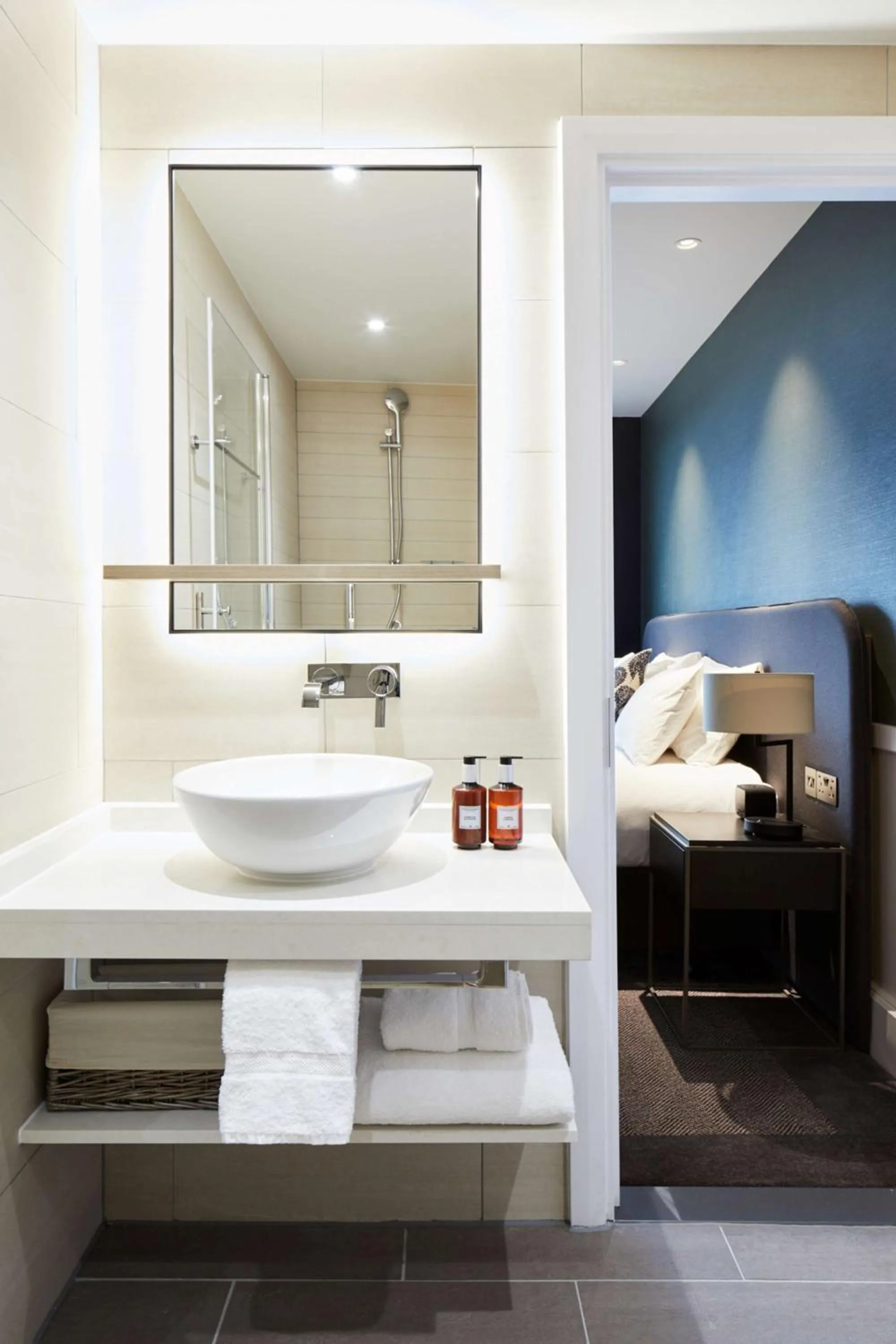 Bathroom, Bed in Hyatt House Manchester - Aparthotel