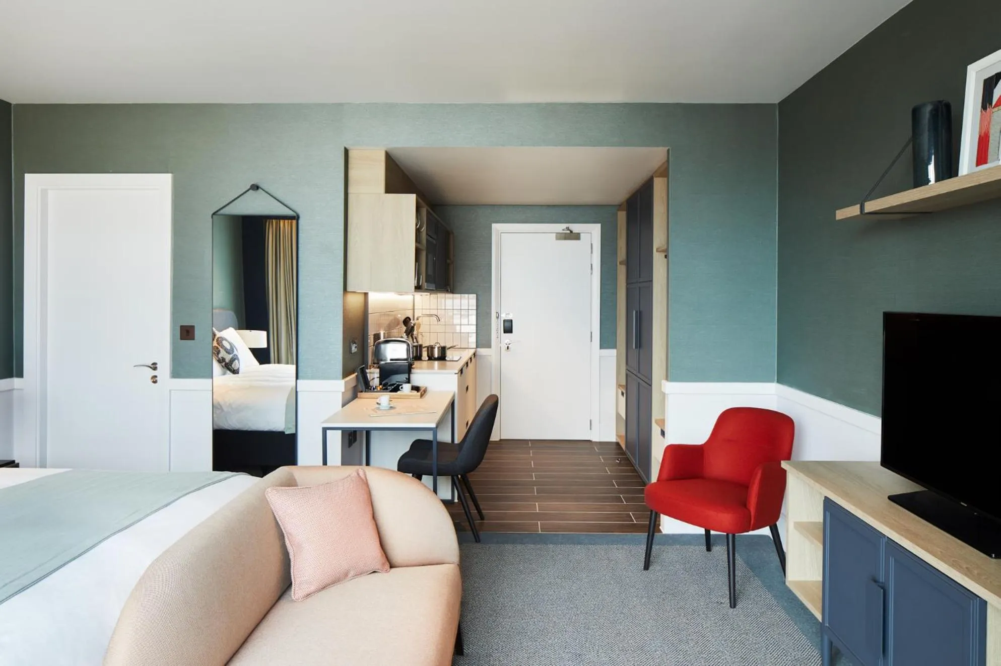 Dining area, Bed in Hyatt House Manchester - Aparthotel