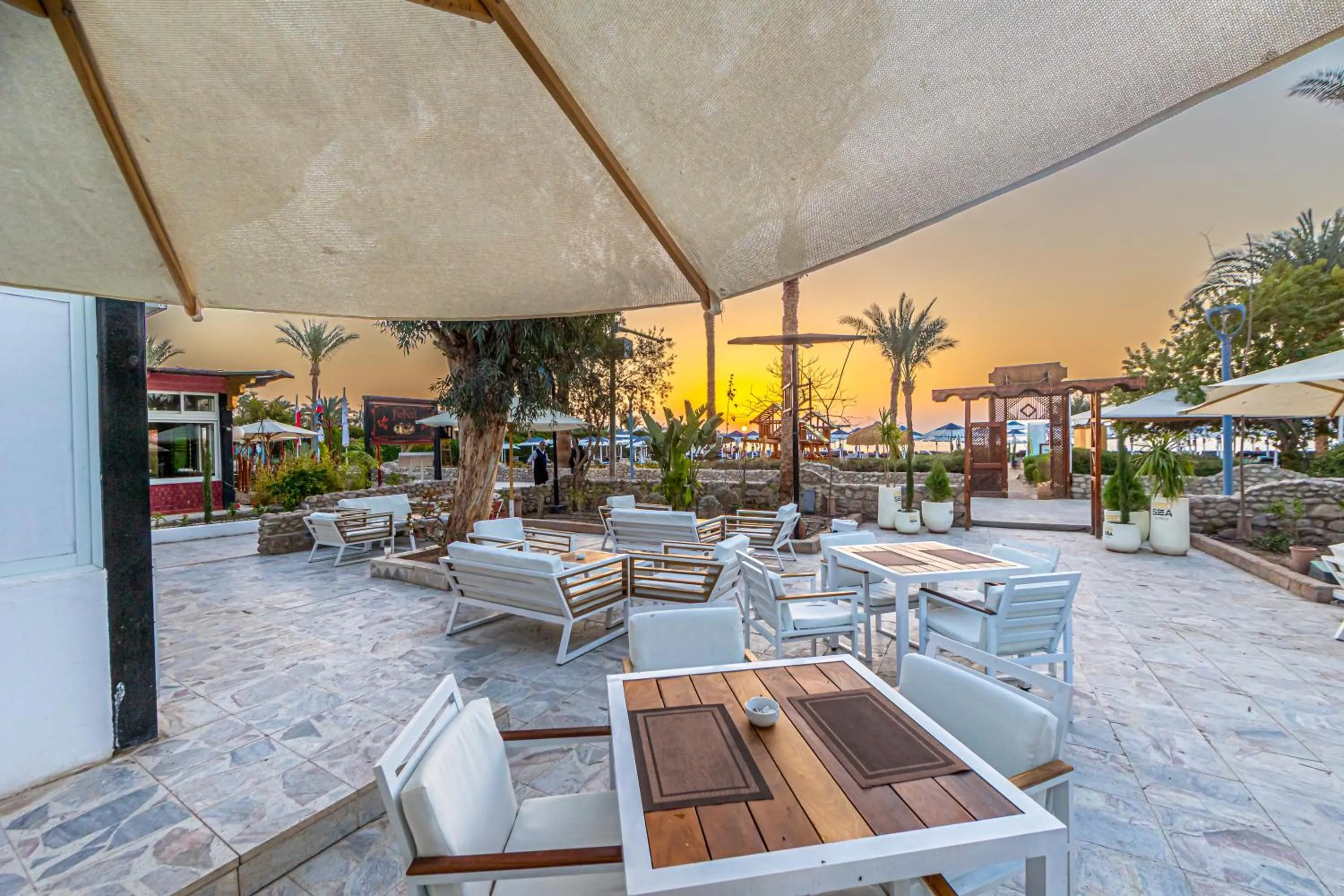 Restaurant/places to eat in Ghazala Beach