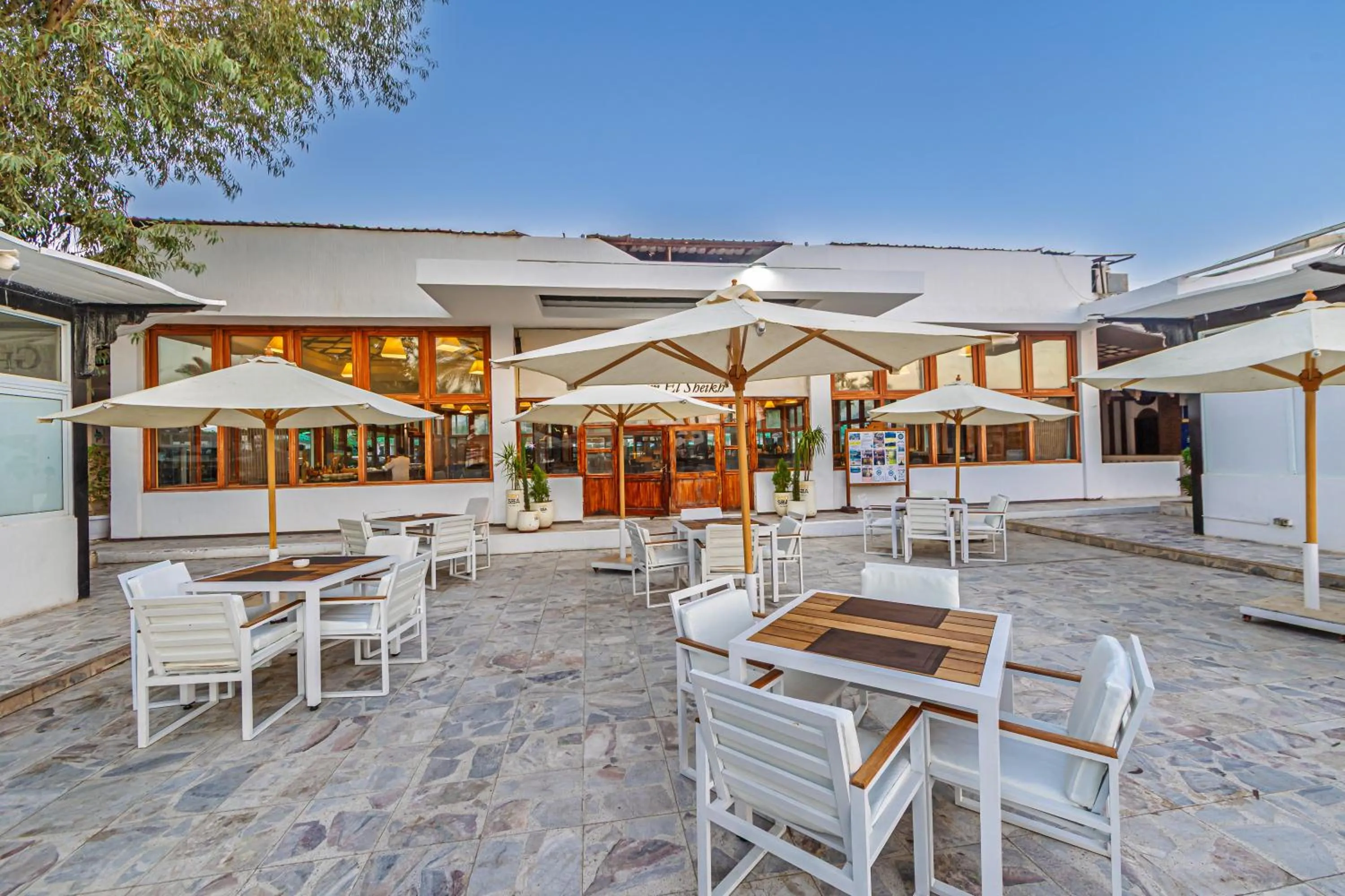 Restaurant/places to eat in Ghazala Beach
