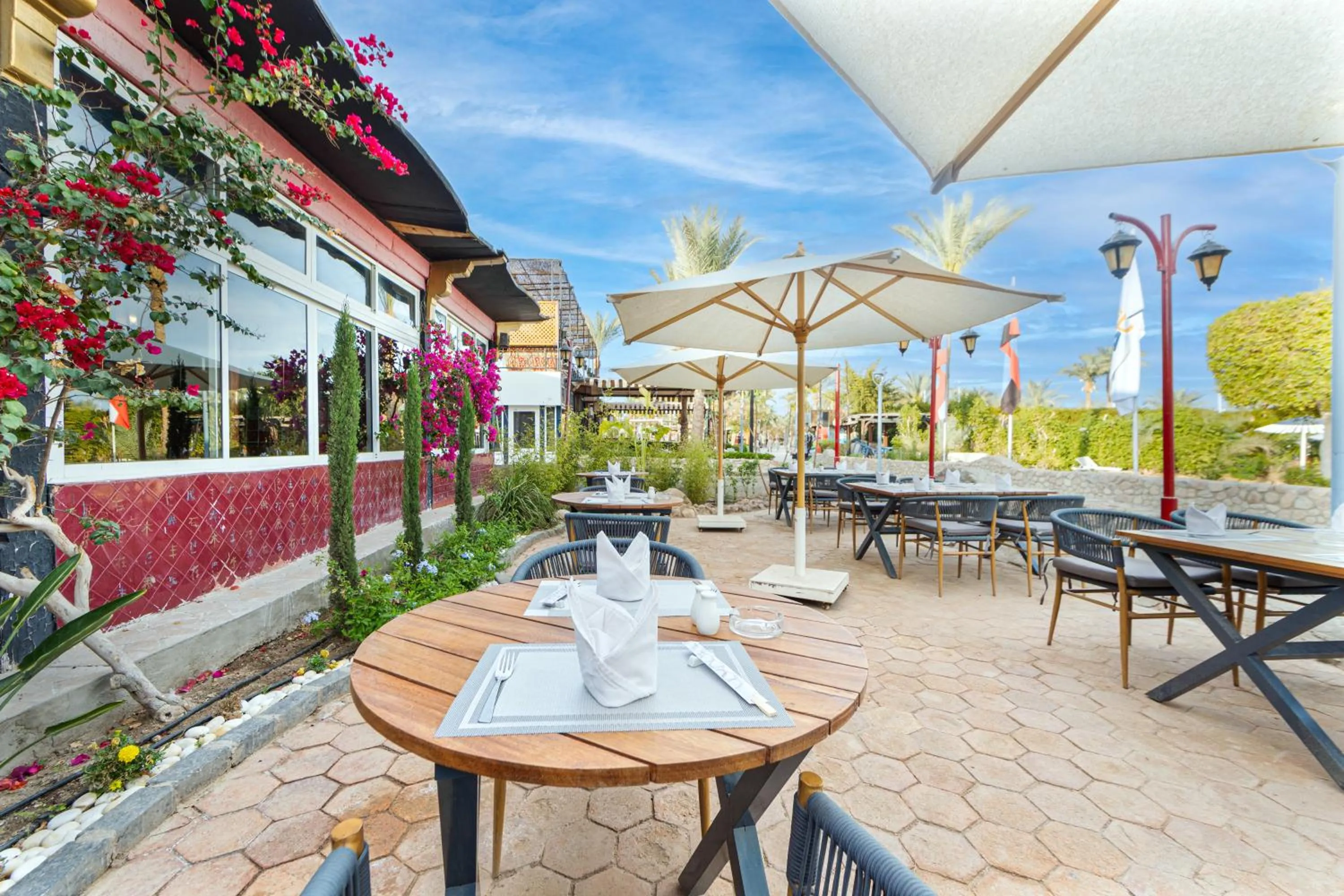 Restaurant/places to eat in Ghazala Beach