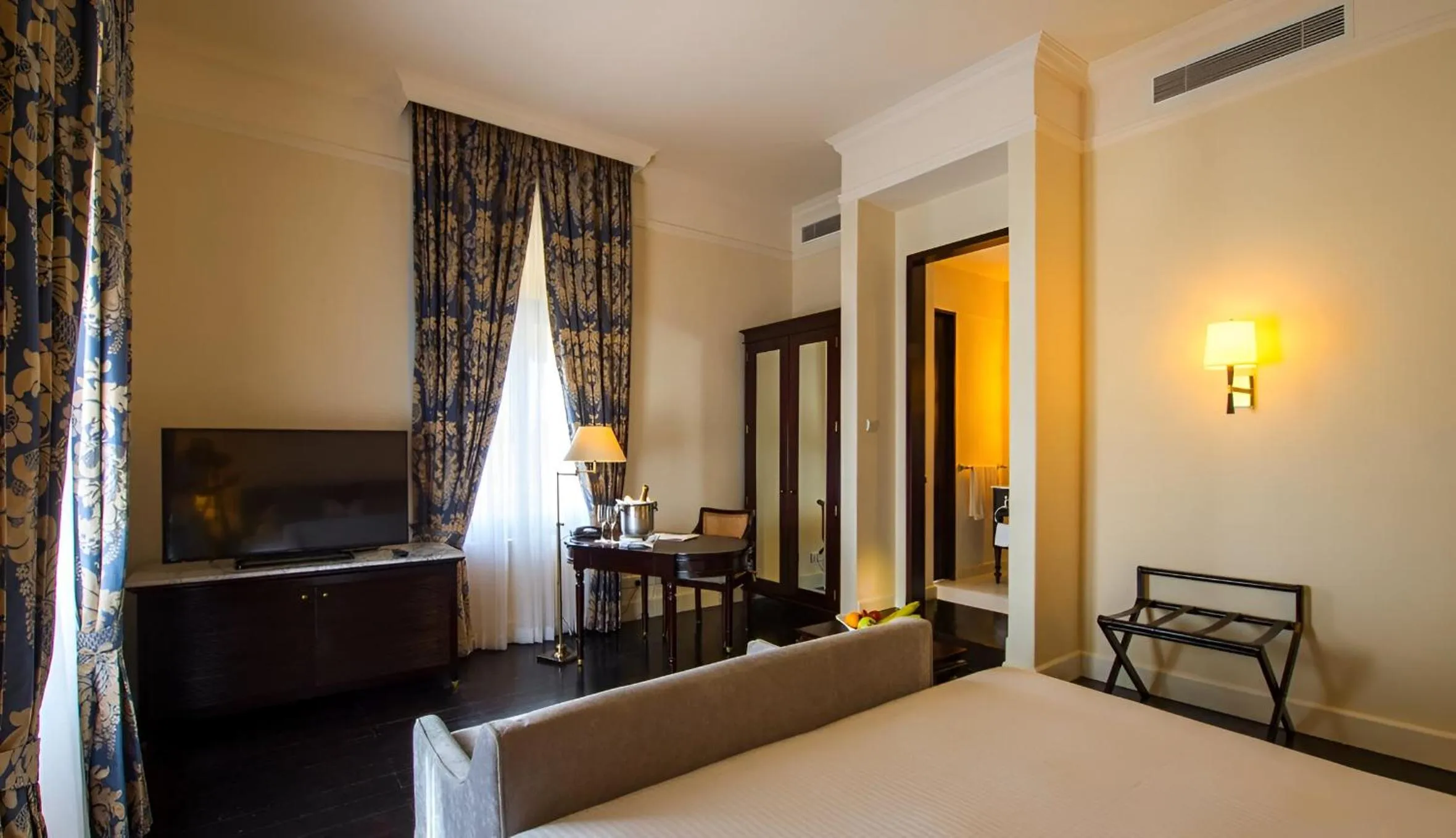 Bedroom, Bed in Galle Face Hotel