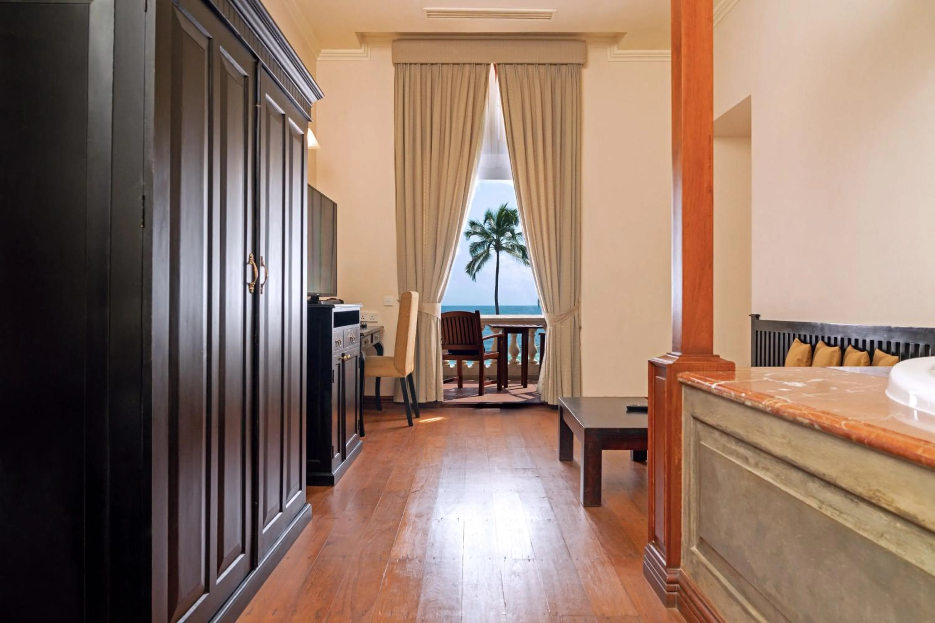 Beach, Bed in Galle Face Hotel