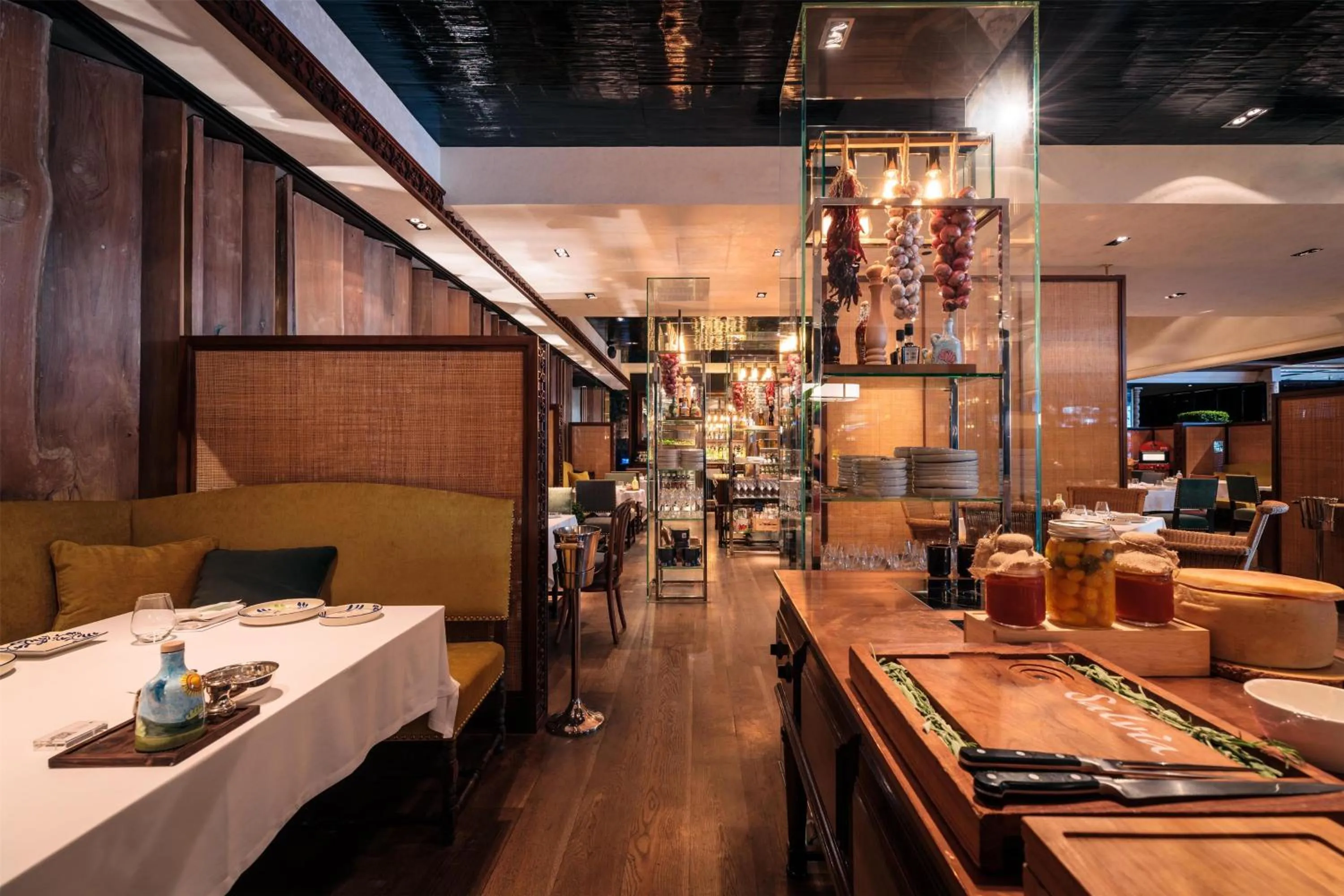 Restaurant/places to eat in Grand Hyatt Erawan Bangkok