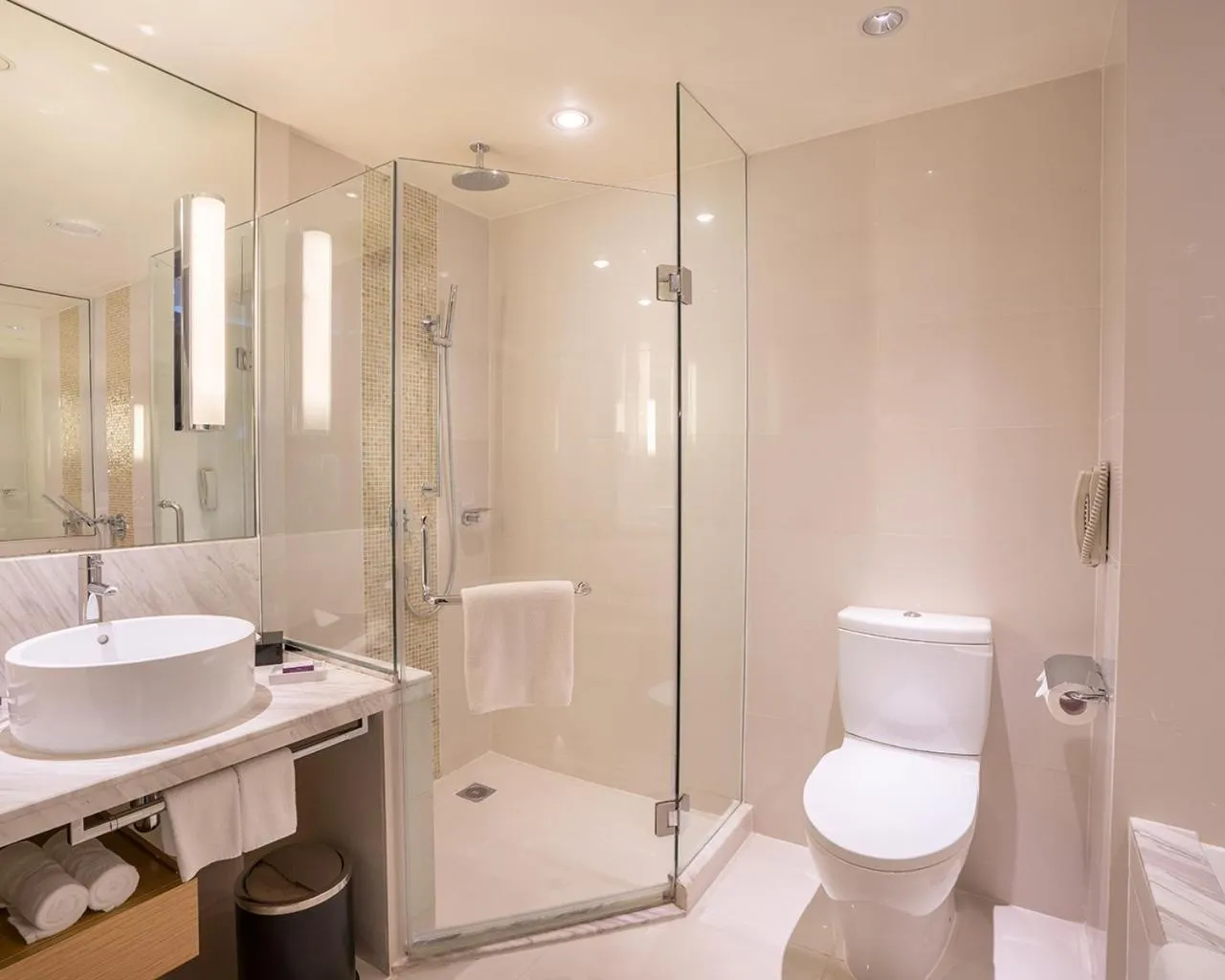 Shower in Cinnamon Grand Colombo