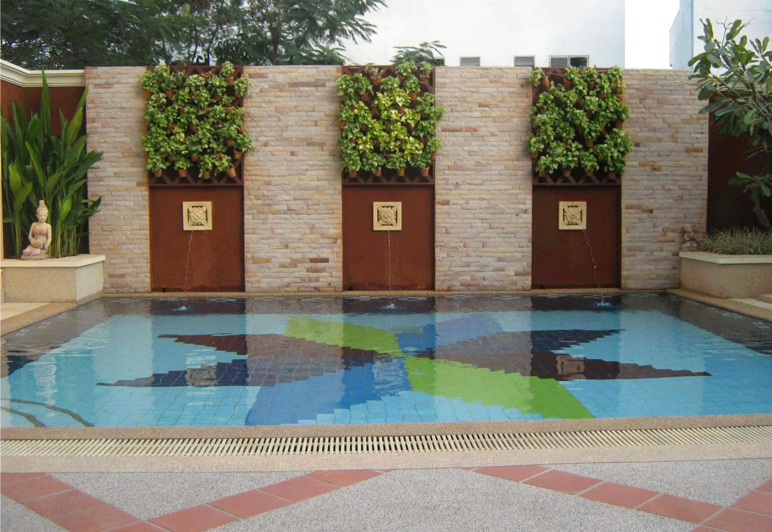 Swimming pool in Diamond City Place