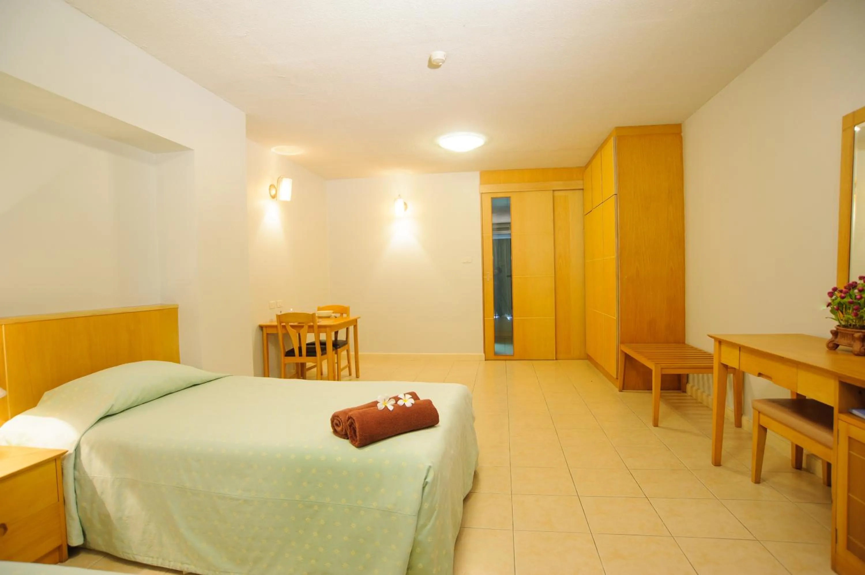 Photo of the whole room in Diamond City Place