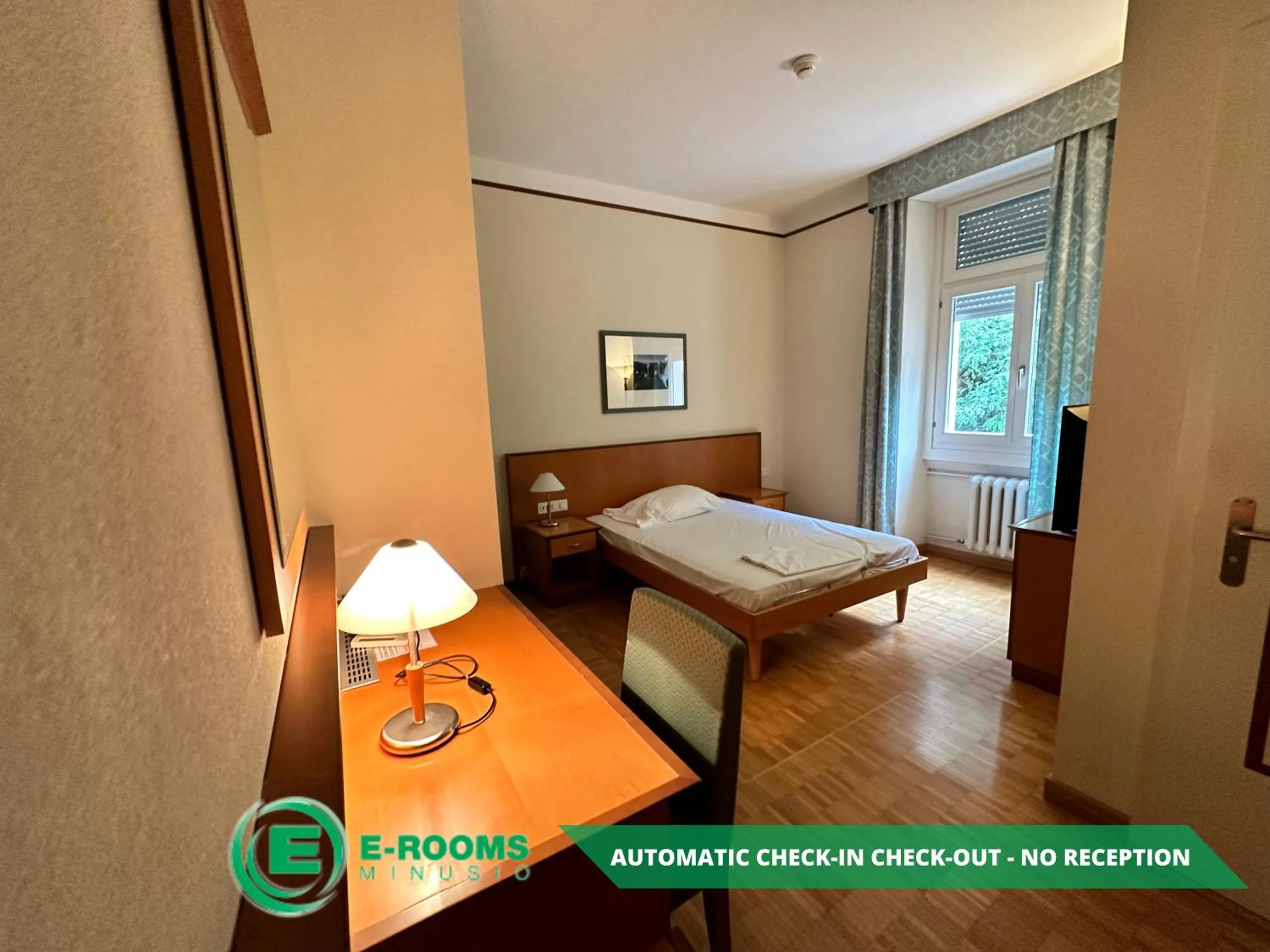 Photo of the whole room, Bed in E-Rooms Minusio