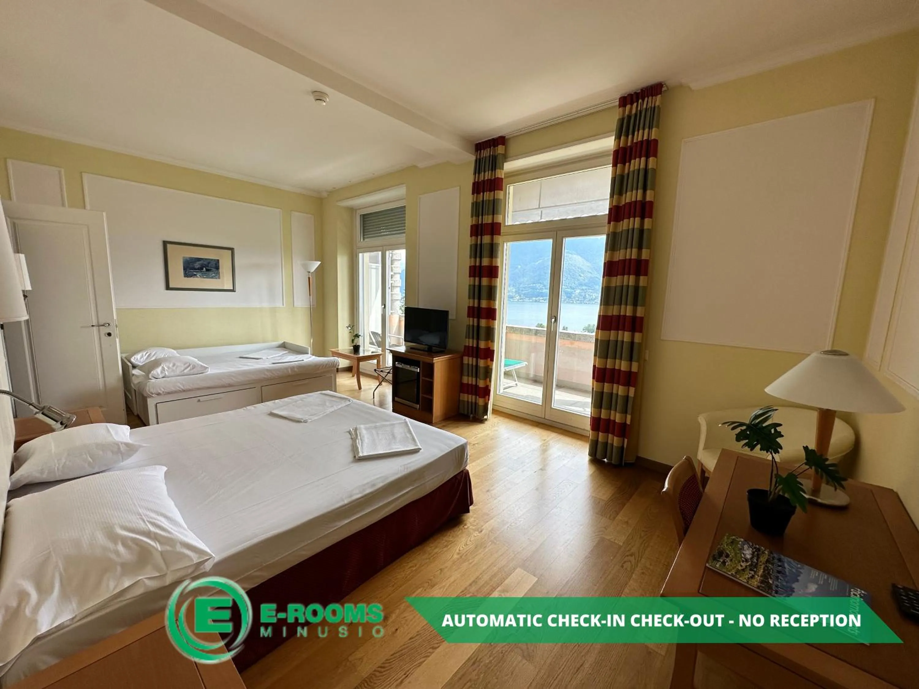 Photo of the whole room, Bed in E-Rooms Minusio