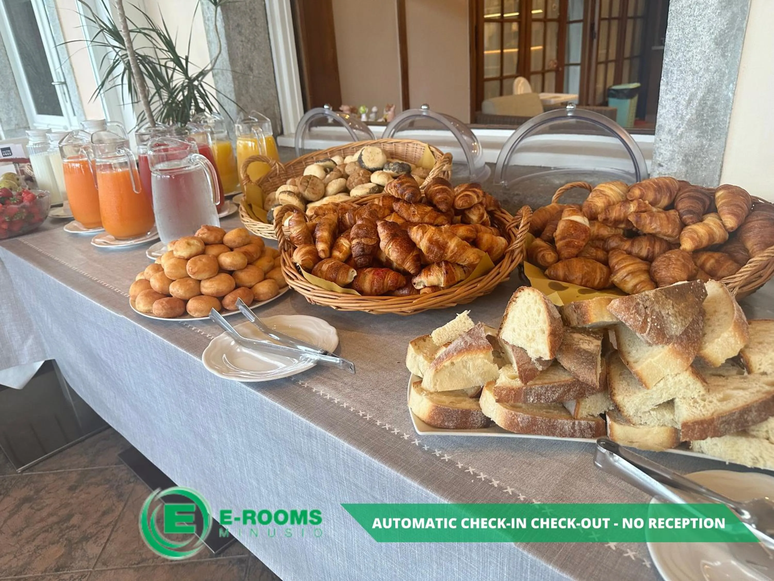 Buffet breakfast in E-Rooms Minusio