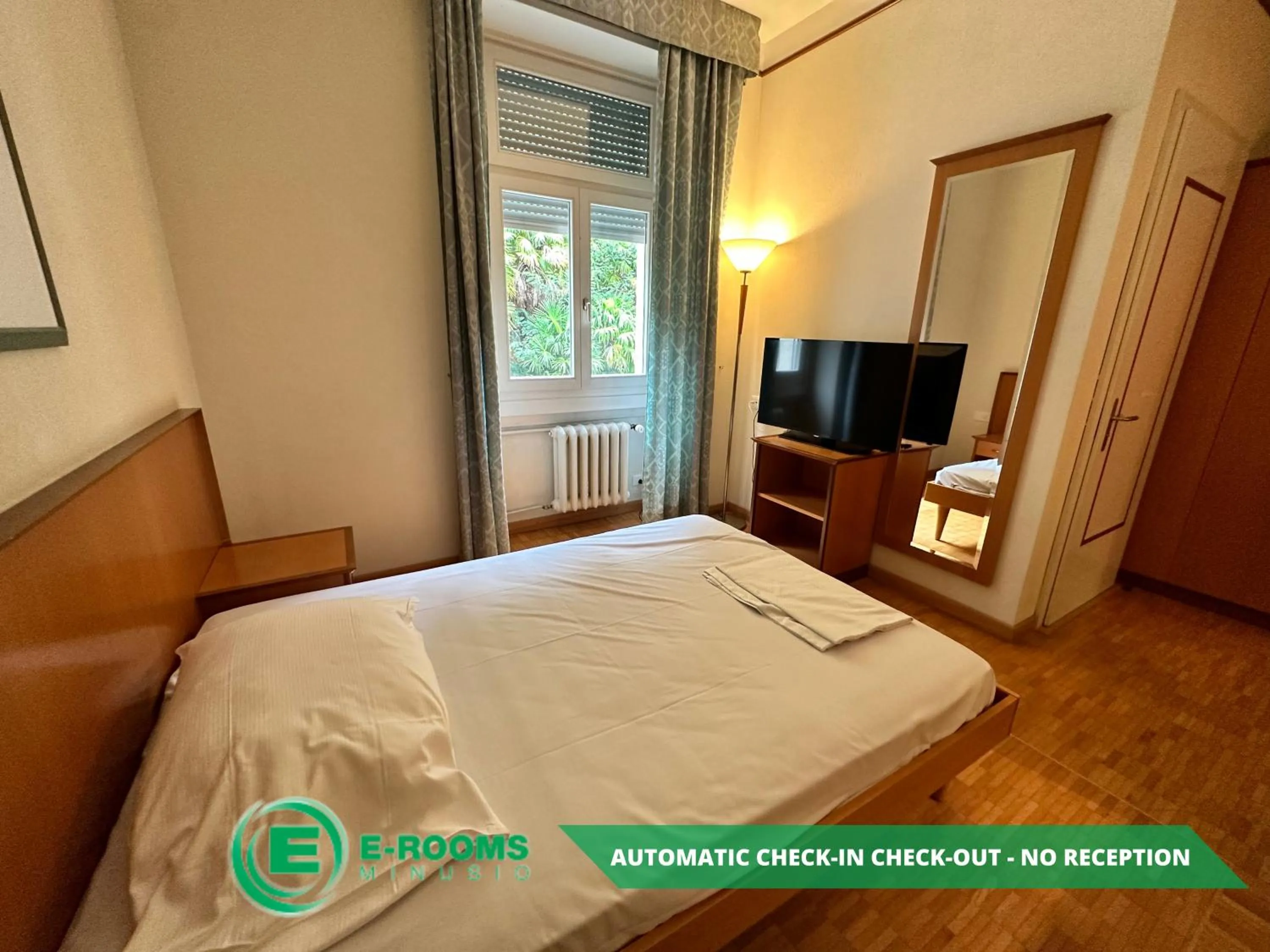 Bedroom, Bed in E-Rooms Minusio